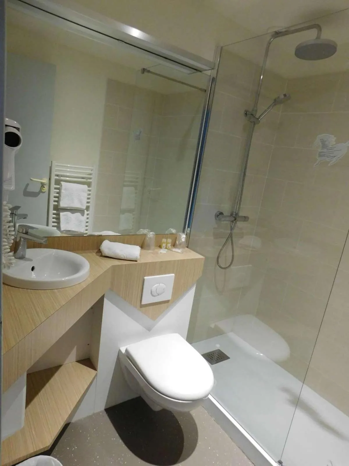 Bathroom in Brit Hotel Argentan