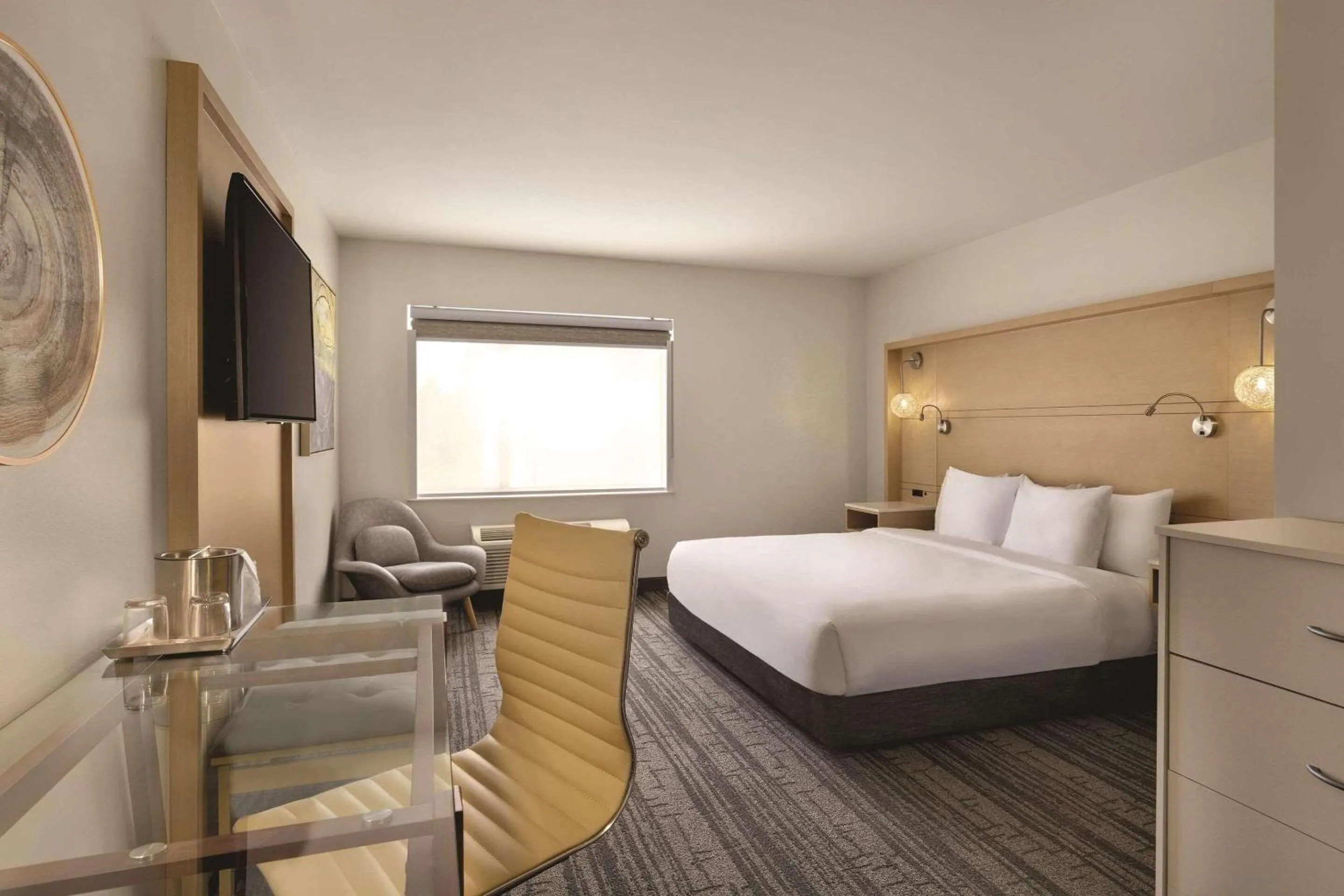 Bedroom, Bed in Radisson Hotel Atlanta Airport