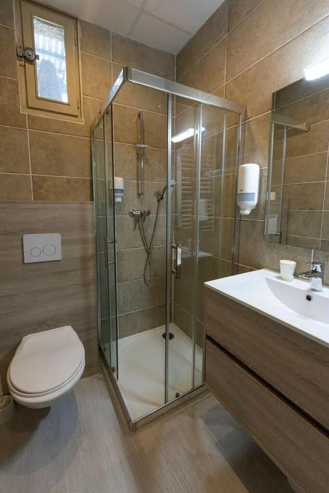 Shower in Vacances Bleues Hôtel Castel Luberon