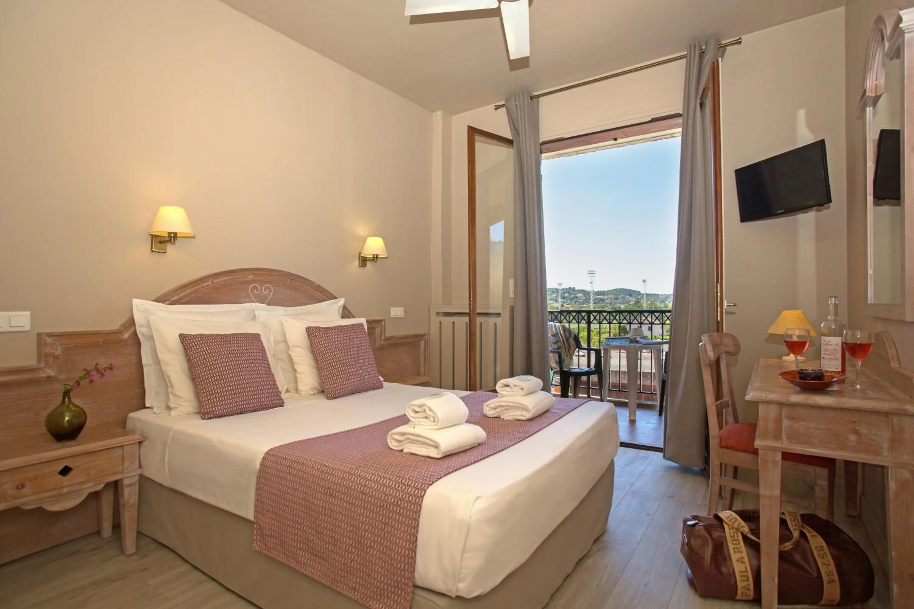 Bedroom, Bed in Vacances Bleues Hôtel Castel Luberon