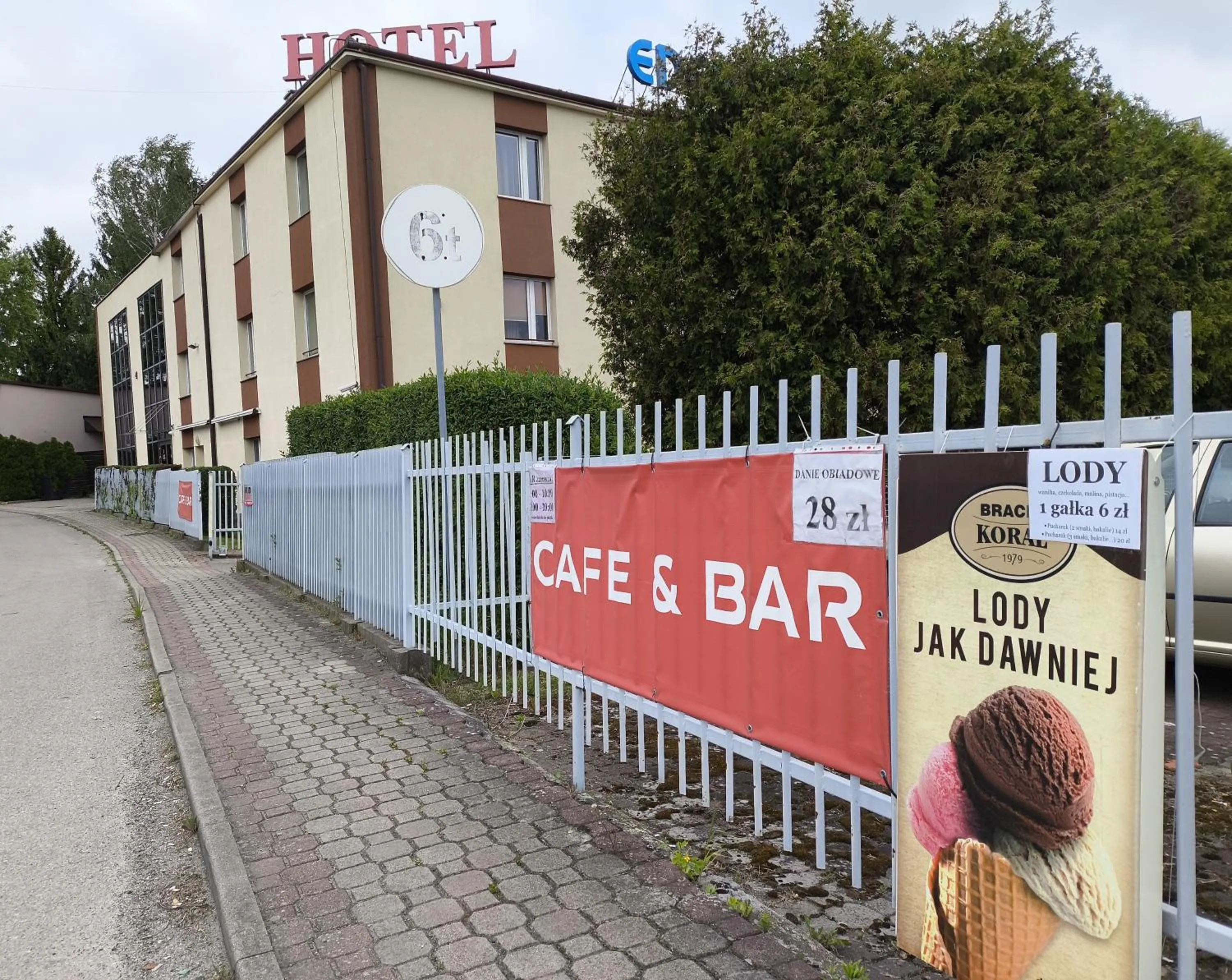 Property building in Hotel Eden 24h