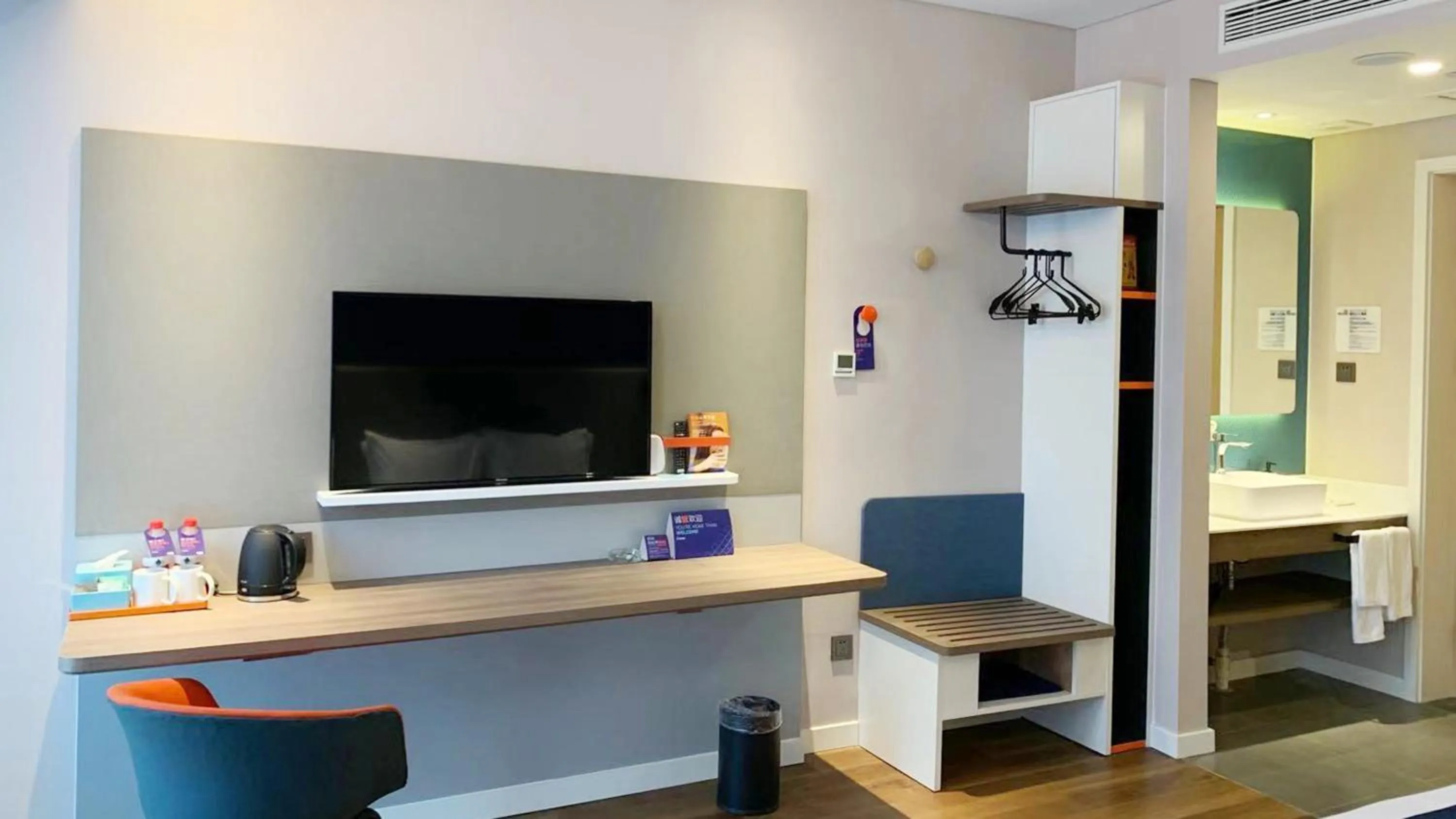 Photo of the whole room, TV/Entertainment Center in Holiday Inn Express Linyi West, an IHG Hotel