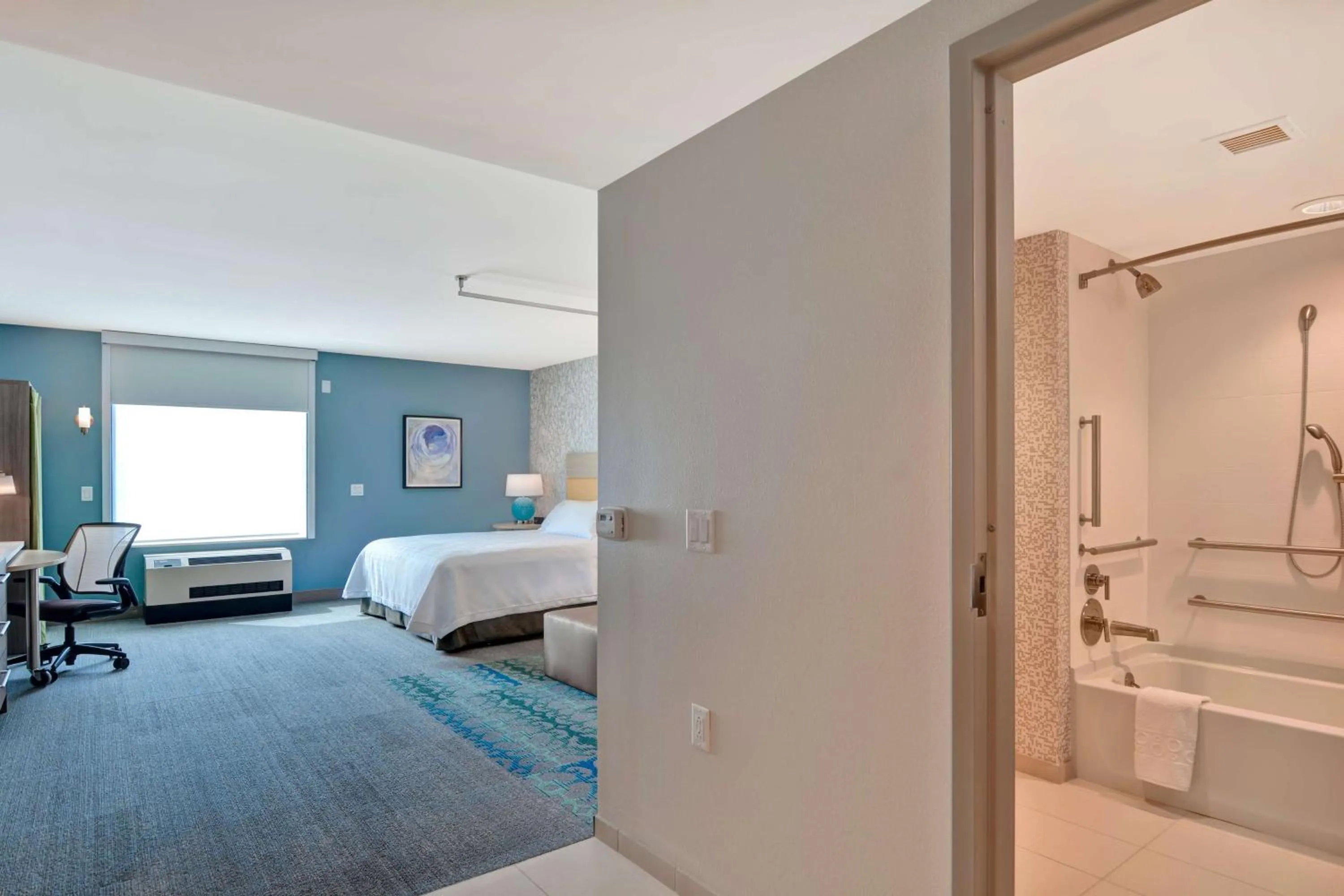 Bathroom, Bed in Home2 Suites Williston Burlington, Vt