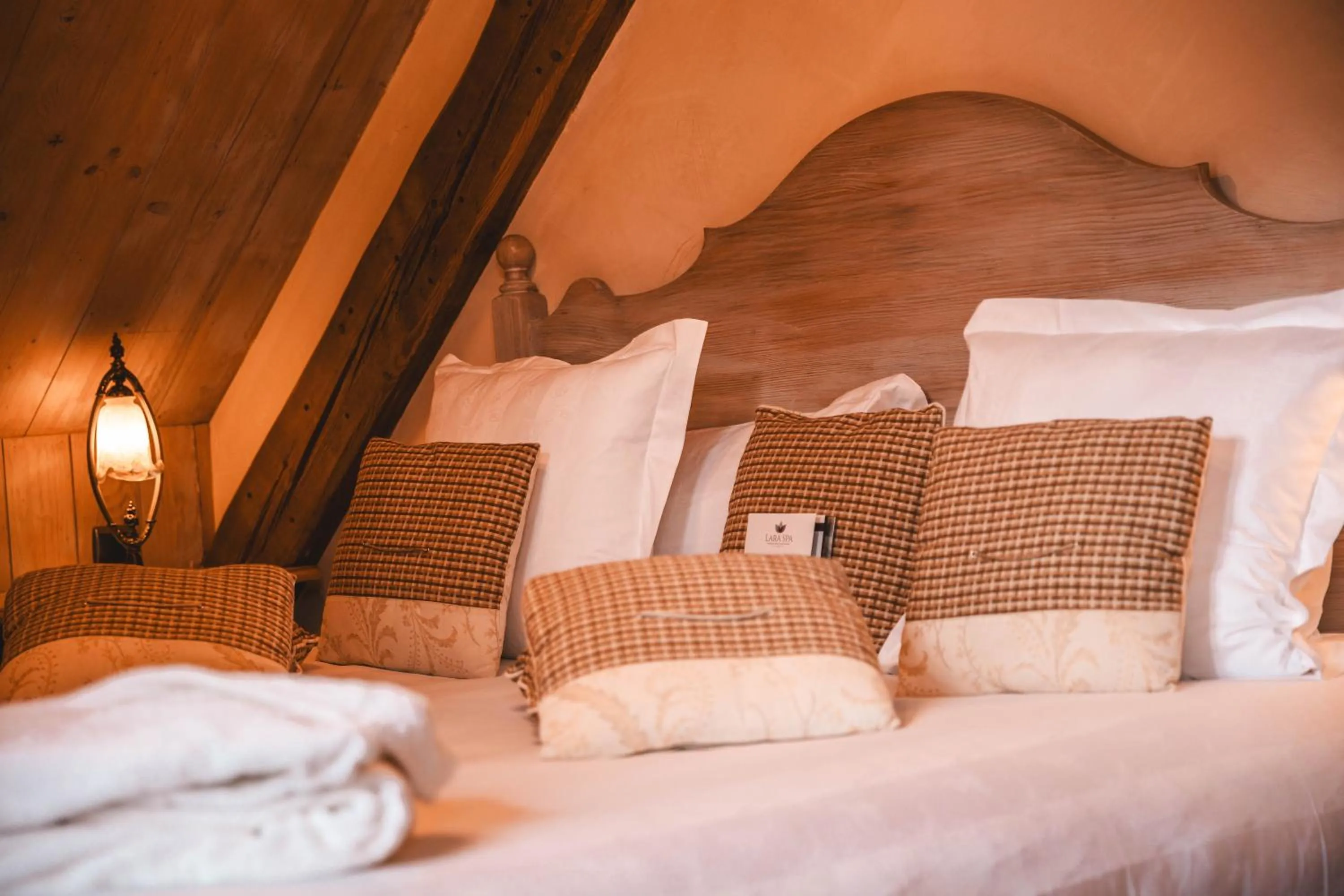 Bed in Les Violettes Hotel & Spa