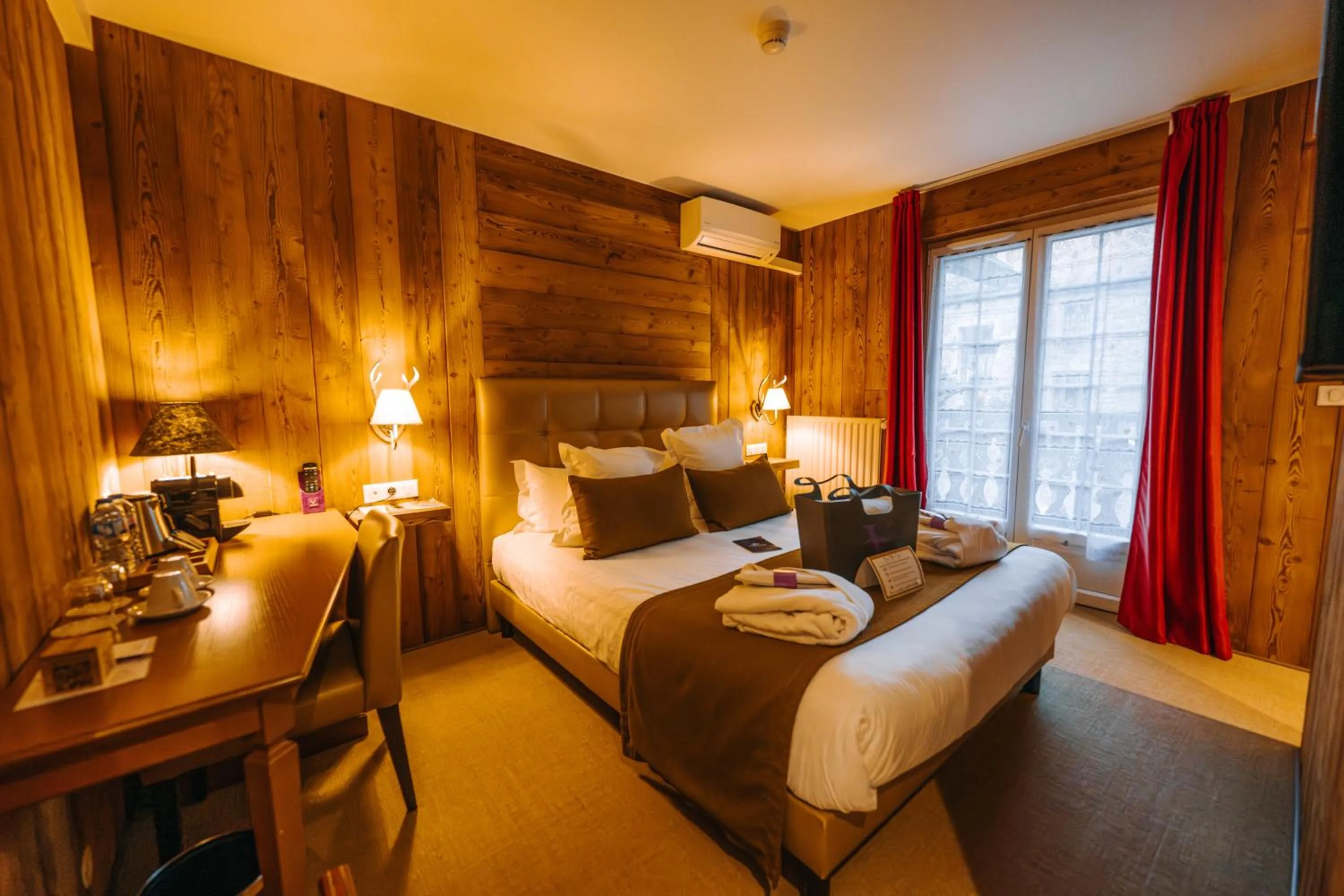 Bed in Les Violettes Hotel & Spa