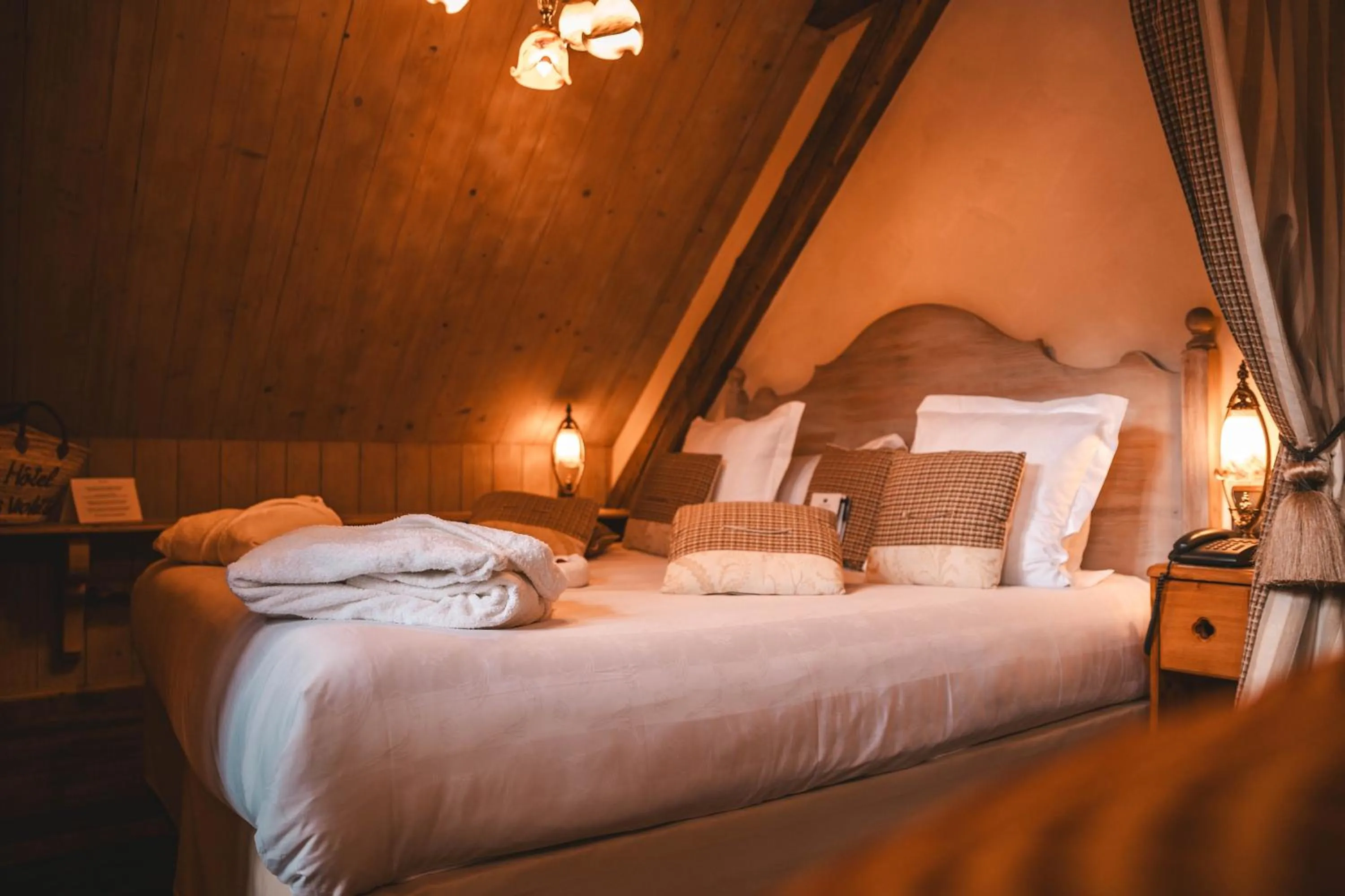 Bed in Les Violettes Hotel & Spa