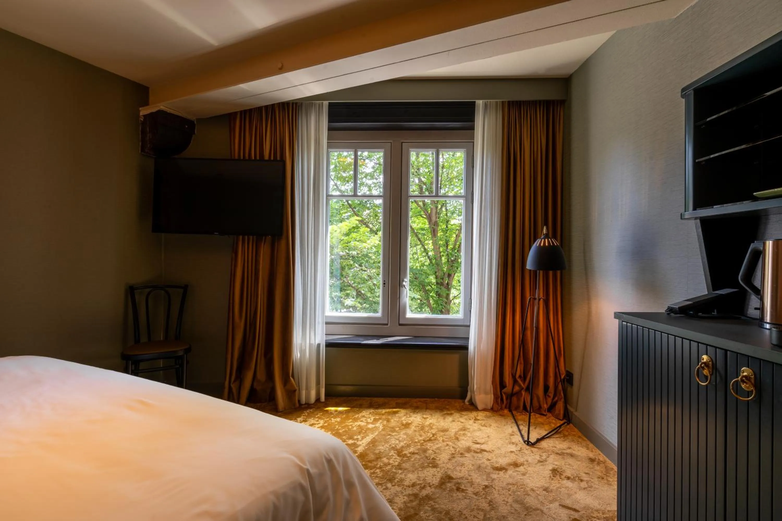 View (from property/room), Bed in Hotel Mai Amsterdam