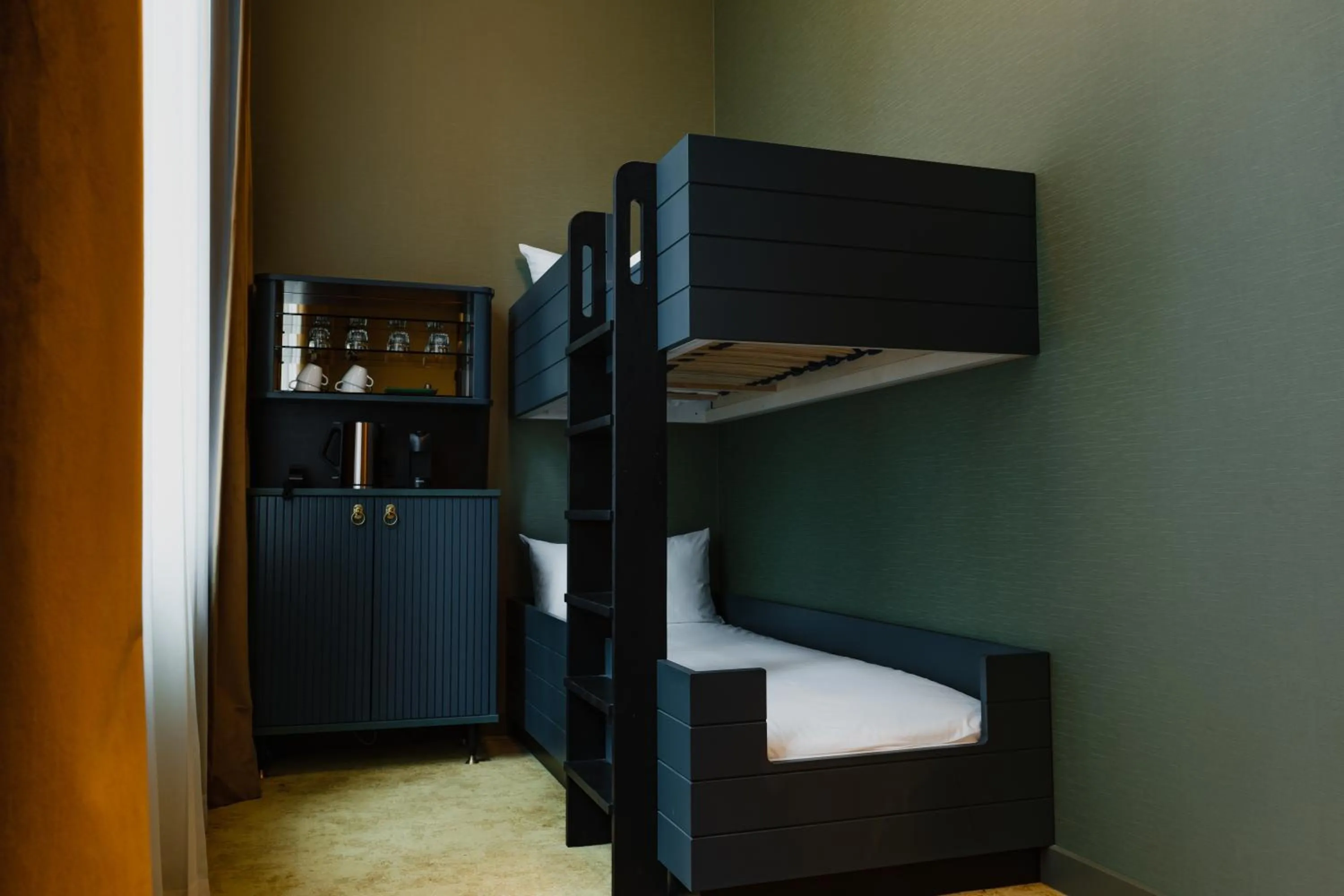 Coffee/tea facilities, Bed in Hotel Mai Amsterdam