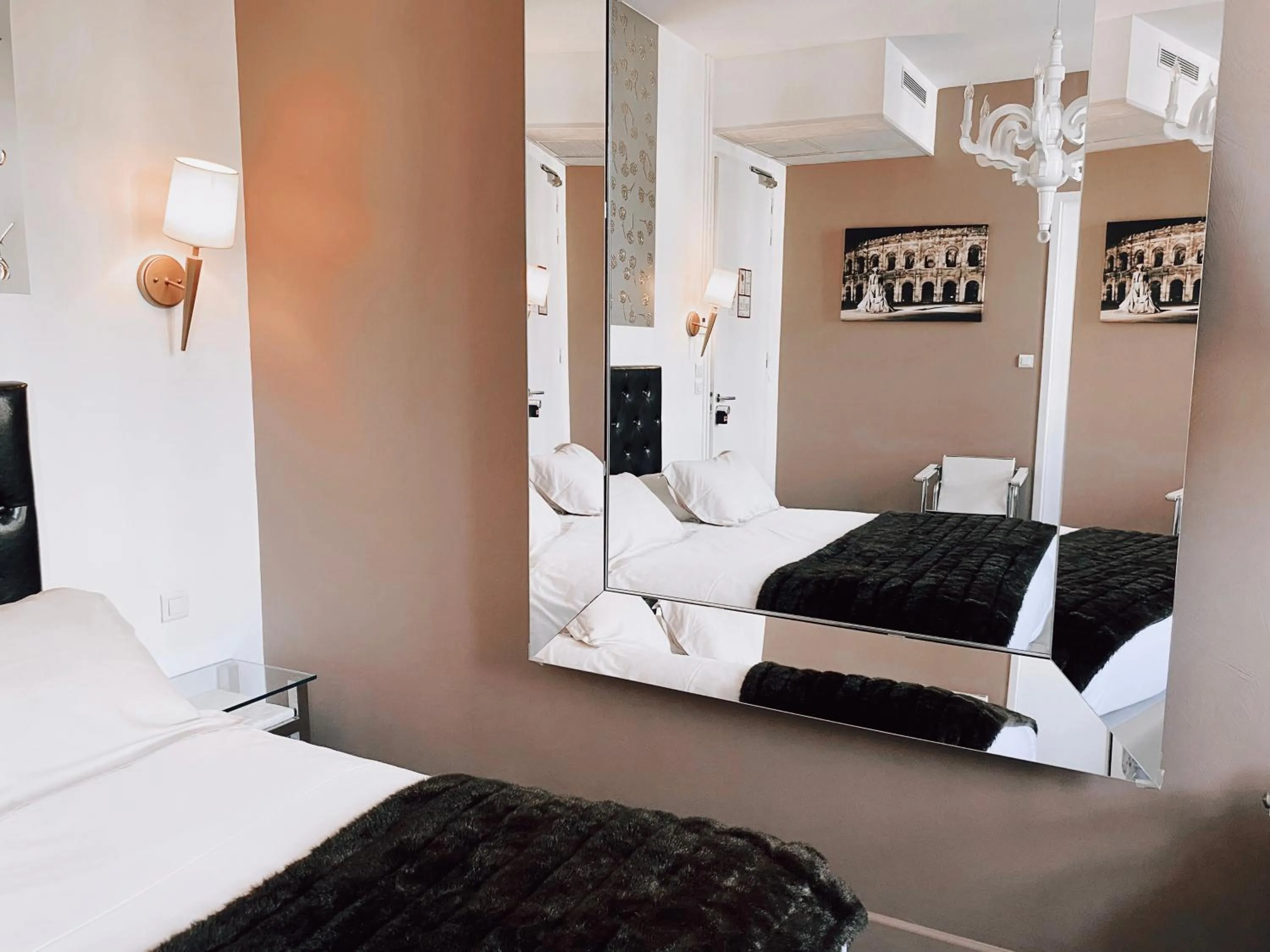 Photo of the whole room, Bed in Royal Hôtel