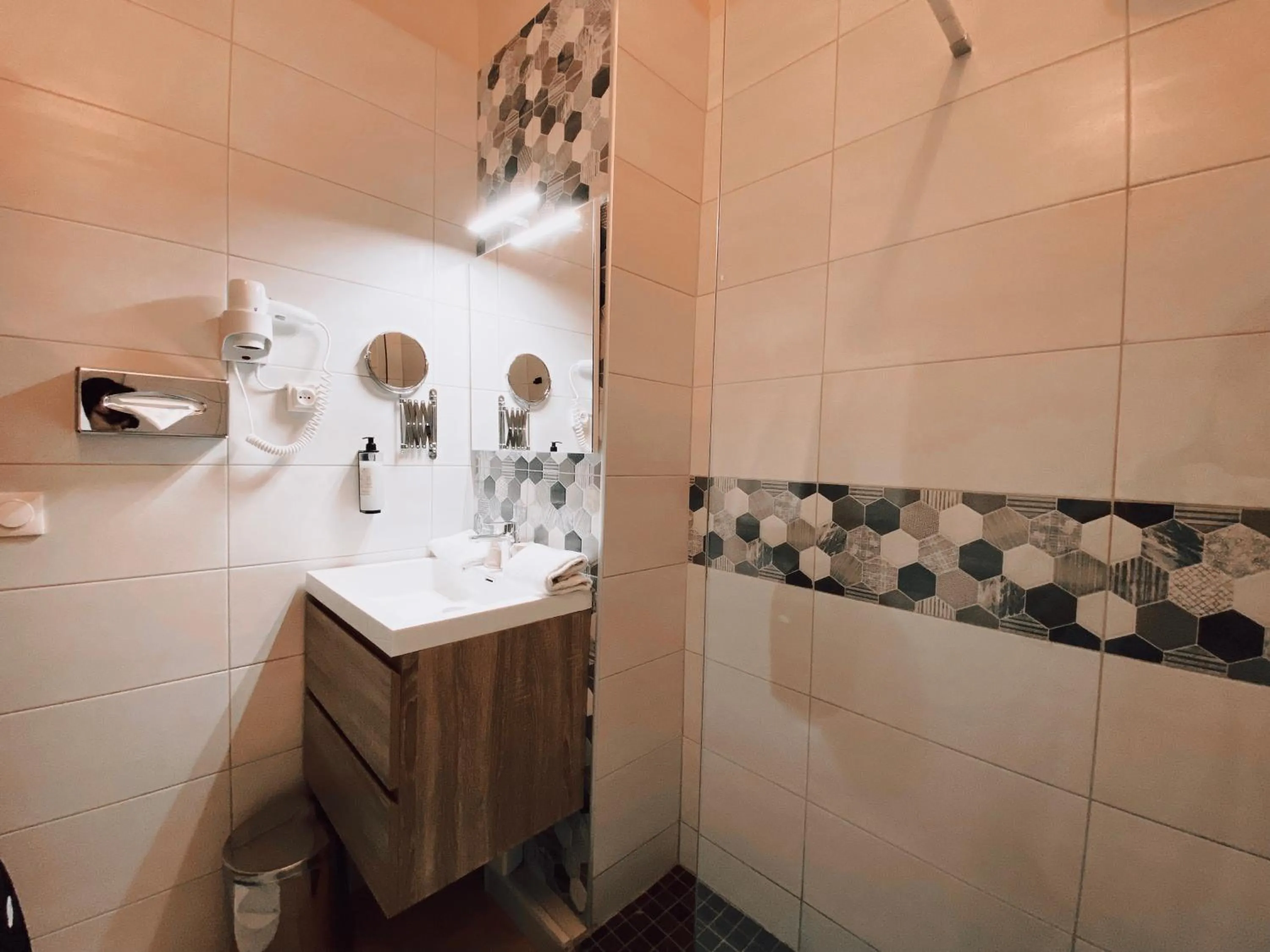 Bathroom in Royal Hôtel