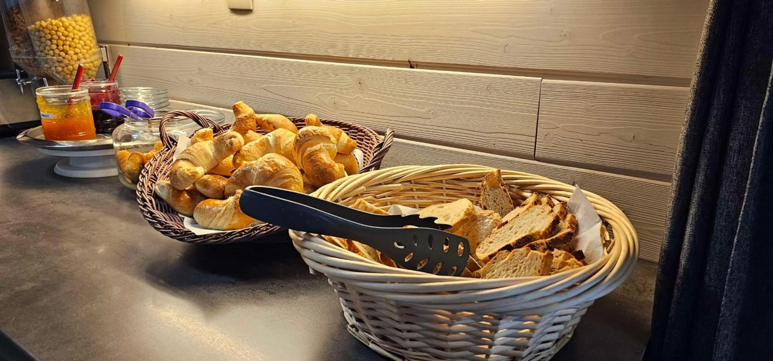 Breakfast in Brit Hotel Essentiel Albi Parc des Expos