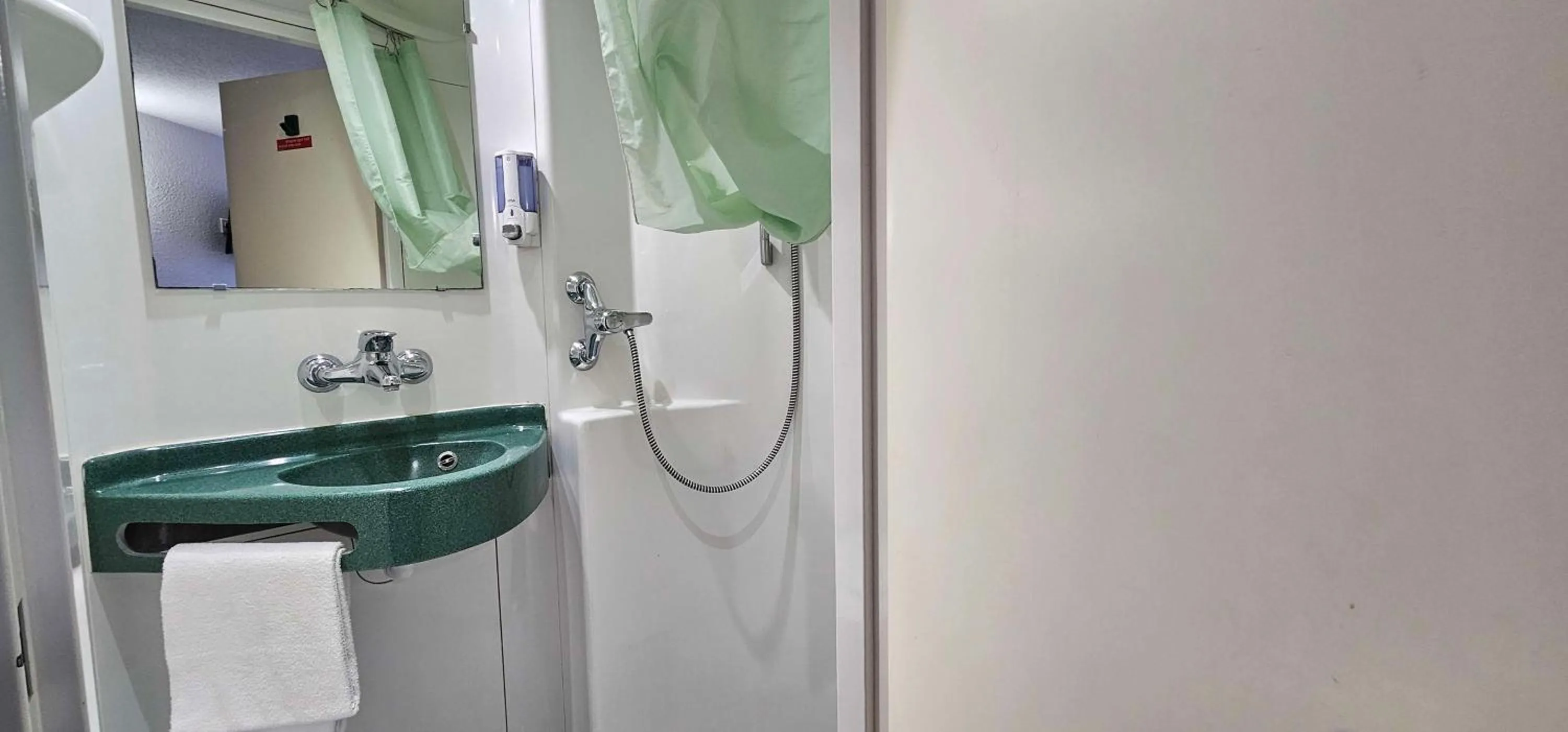 Bathroom in Brit Hotel Essentiel Albi Parc des Expos