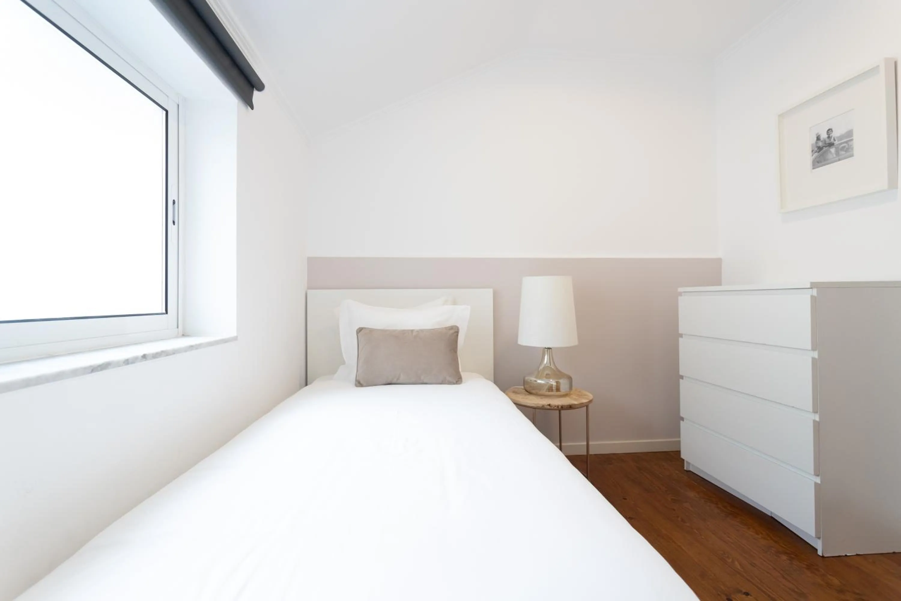 Photo of the whole room, Bed in Living Bairro Alto V
