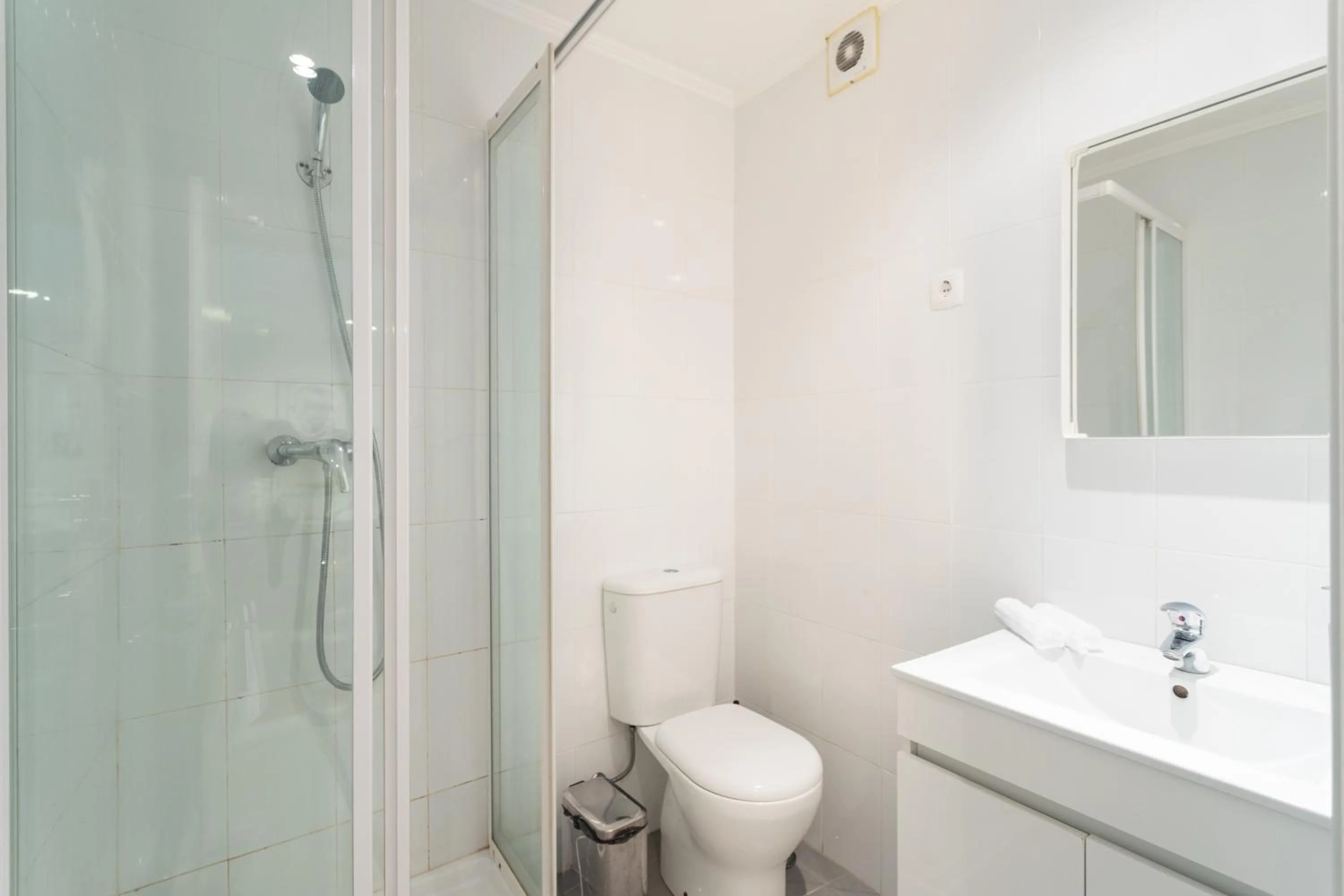 Shower in Living Bairro Alto V