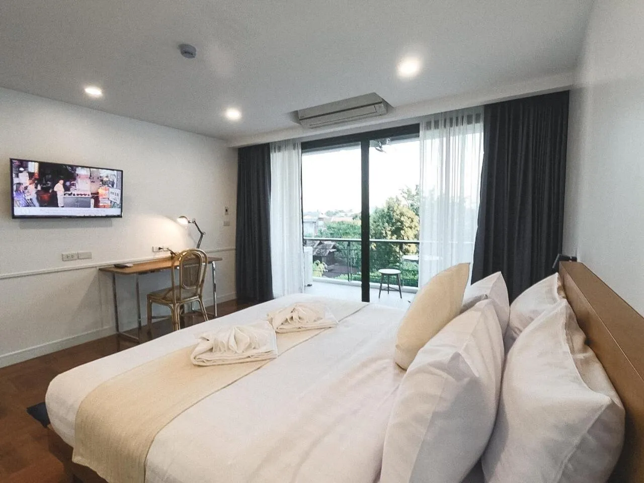 Photo of the whole room, Bed in The Chimes Chiangmai Old City