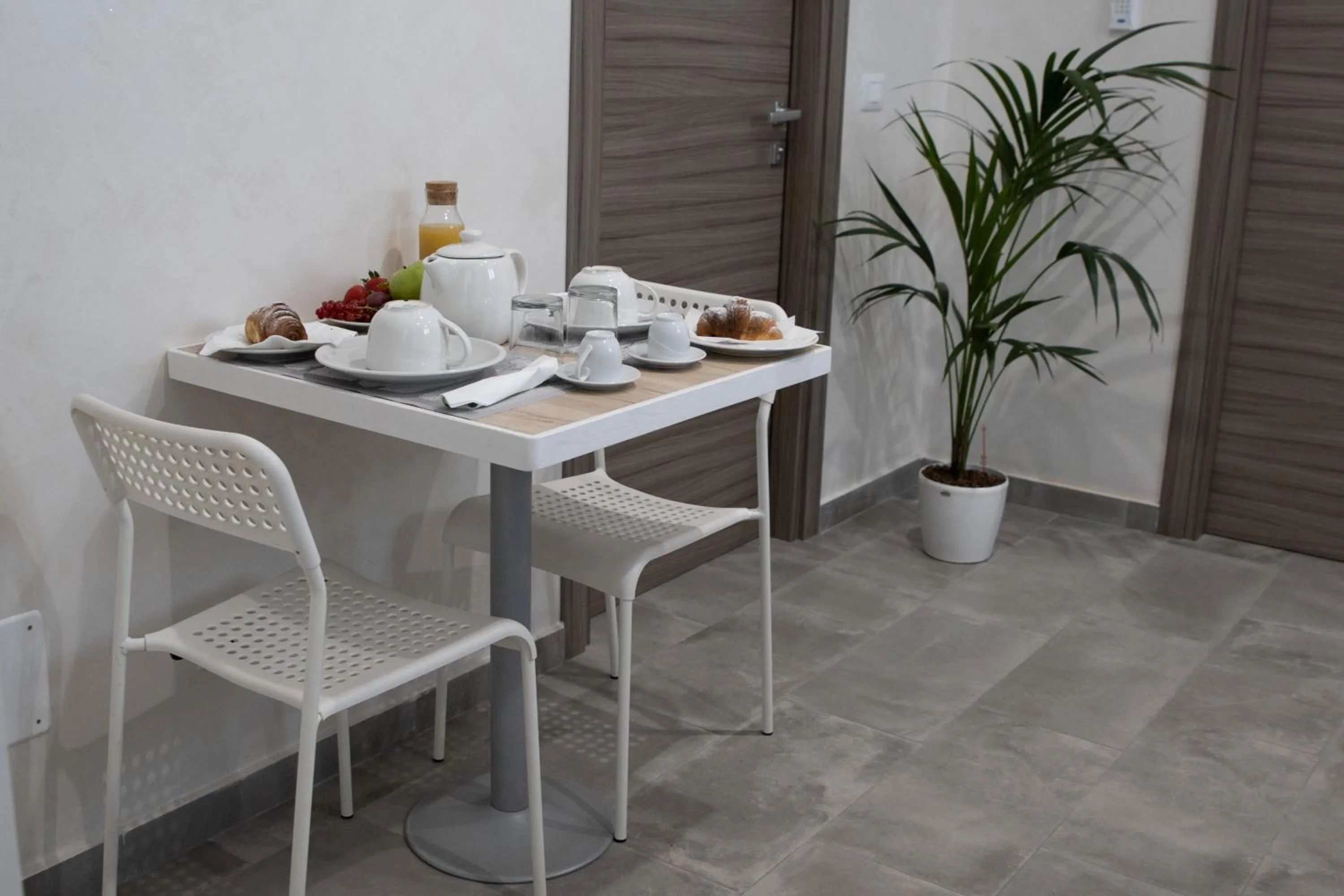 Dining area in Le Mirage boutique II