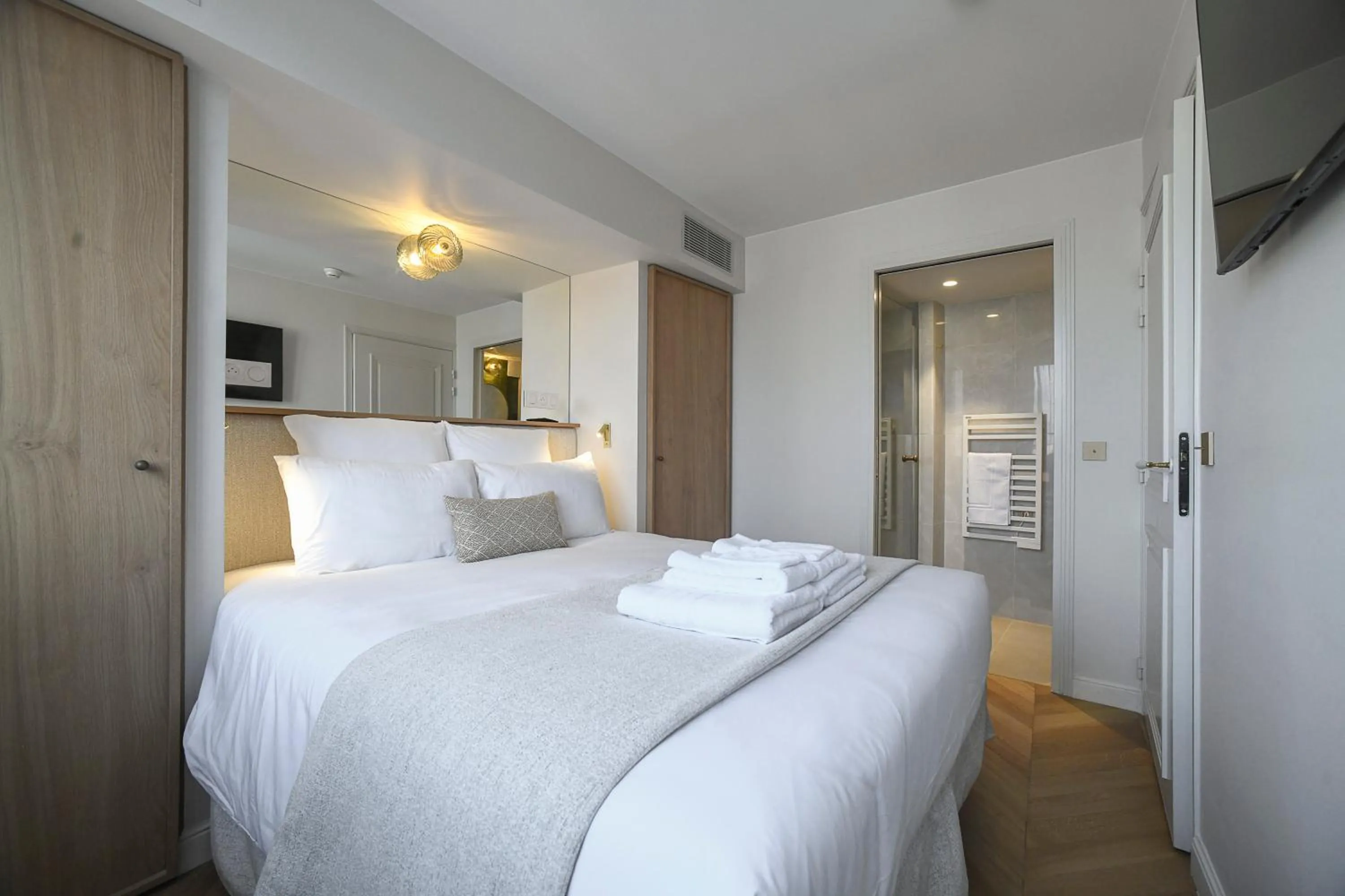 Bedroom, Bed in Grand Hôtel Du Parc - Teritoria