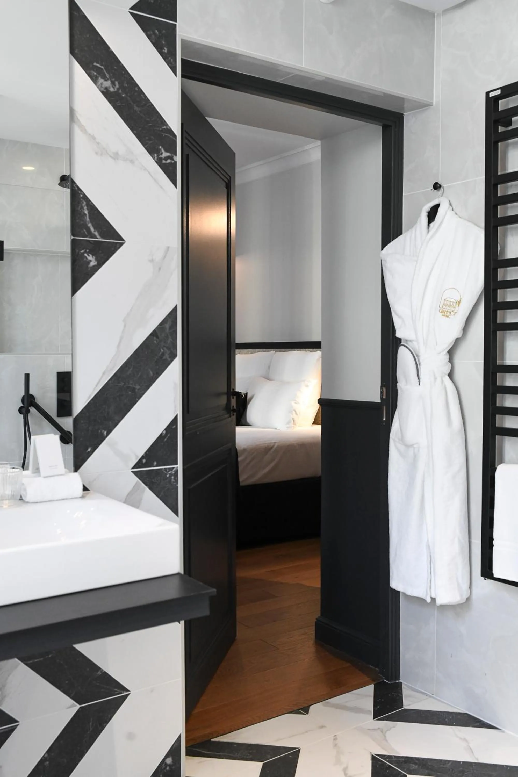 Bathroom, Bed in Grand Hôtel Du Parc - Teritoria