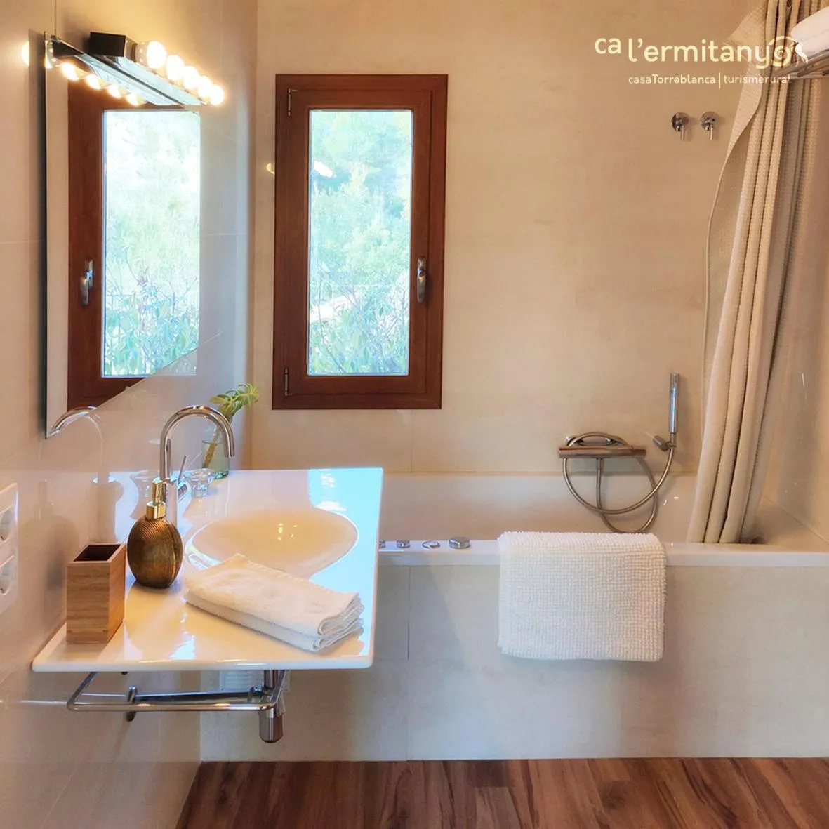 Bathroom in Ca l' Ermitanyo- Casa Torre Blanca