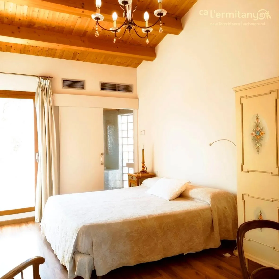 Photo of the whole room, Bed in Ca l' Ermitanyo- Casa Torre Blanca