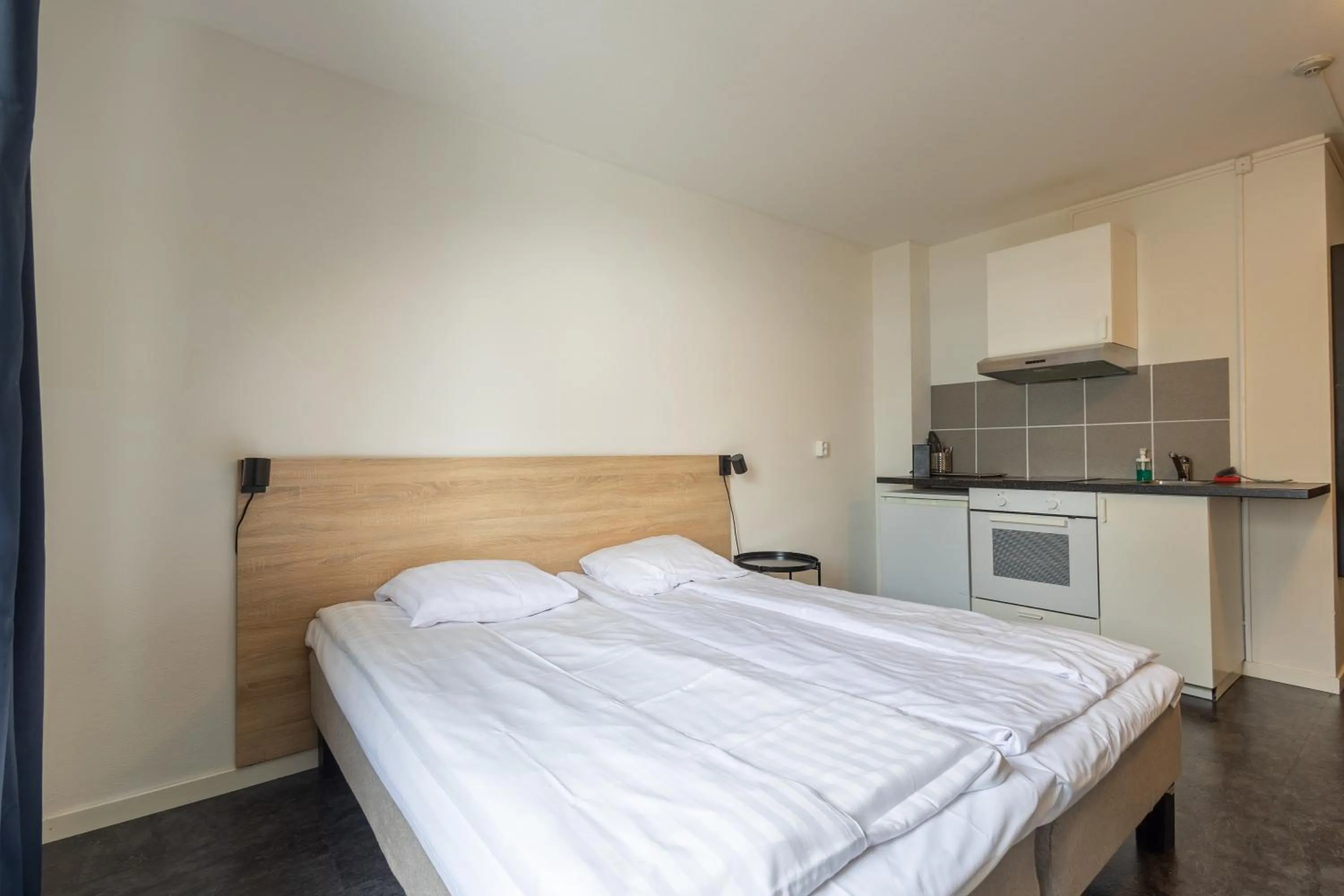 Kitchen or kitchenette, Bed in Halmstad Hotel Apartments