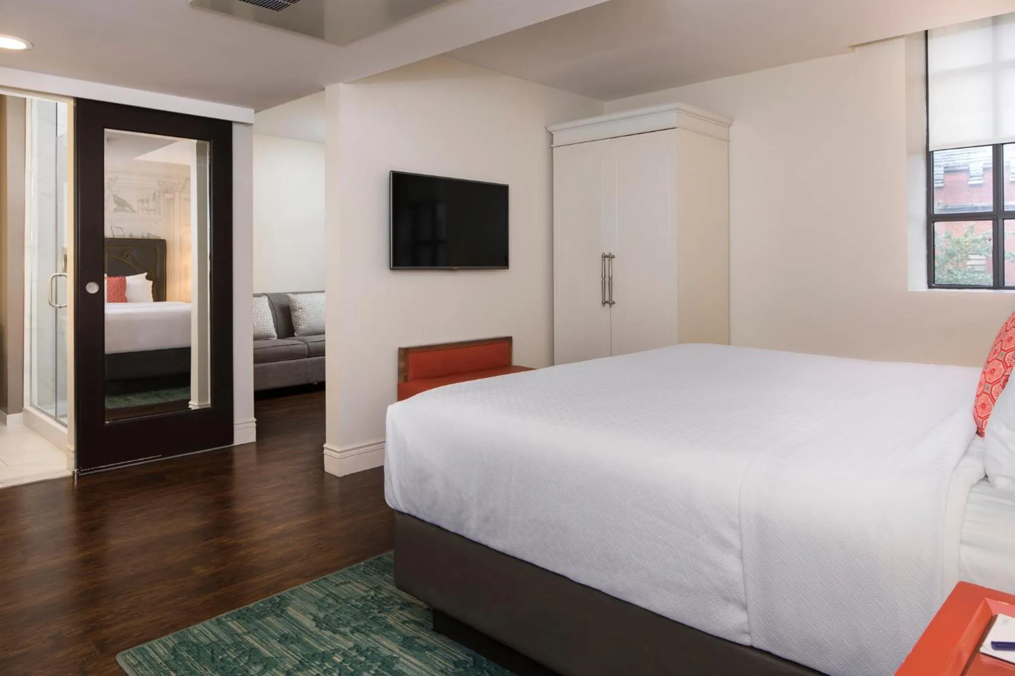 Photo of the whole room, Bed in Hotel Indigo Baltimore Downtown by IHG