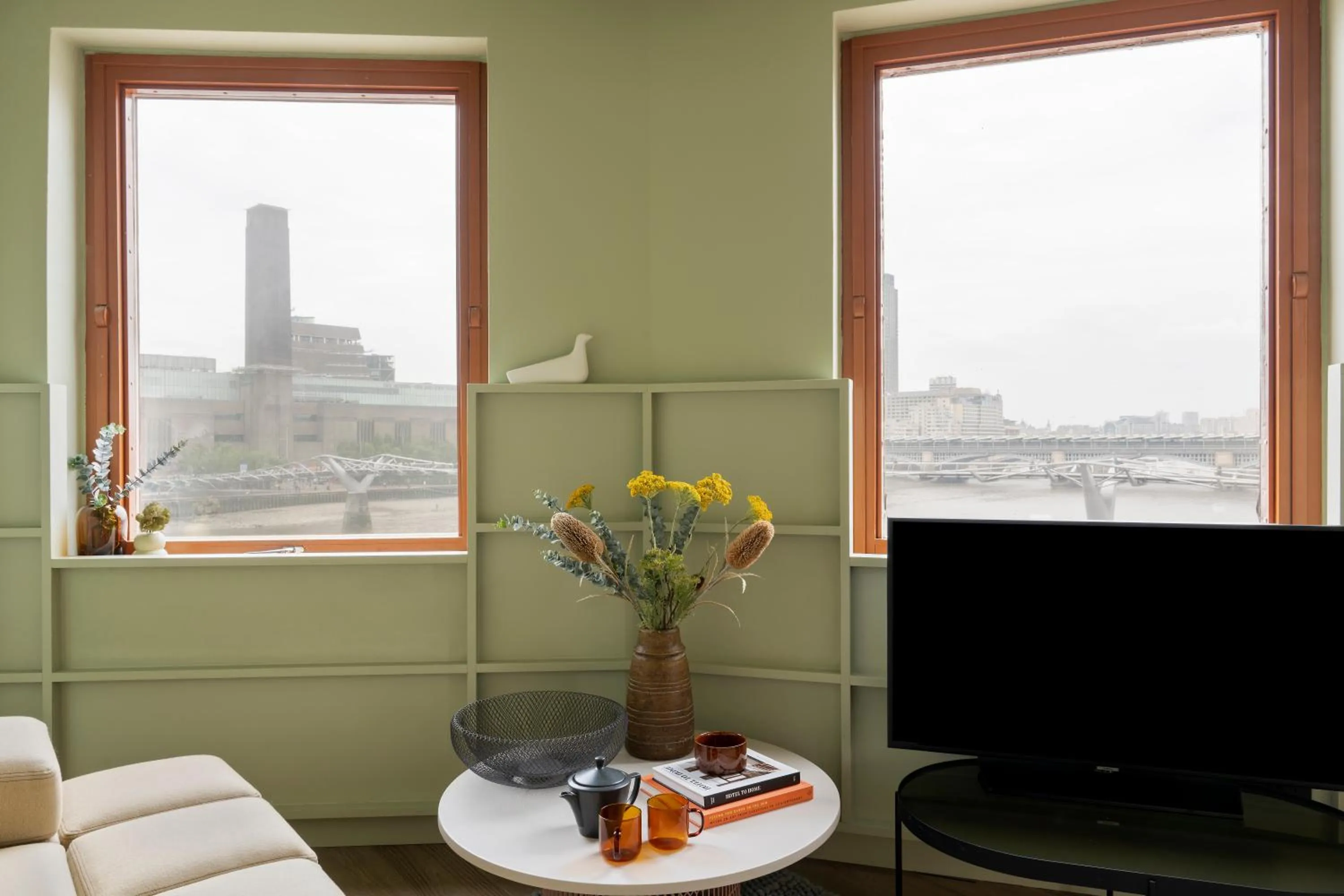 Seating area in Locke at Broken Wharf