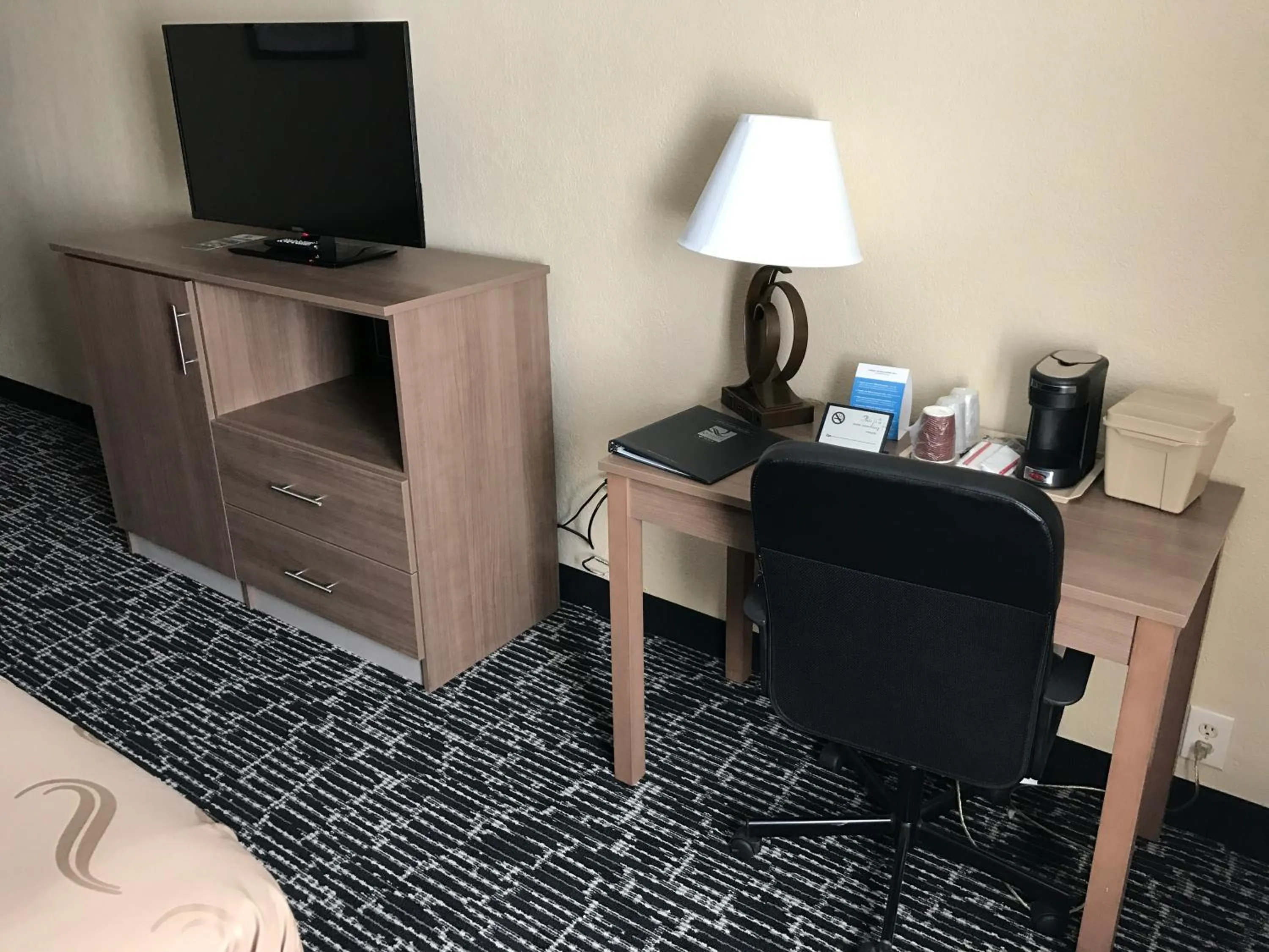 TV and multimedia, Bed in Quality Inn Near Pimlico Racetrack