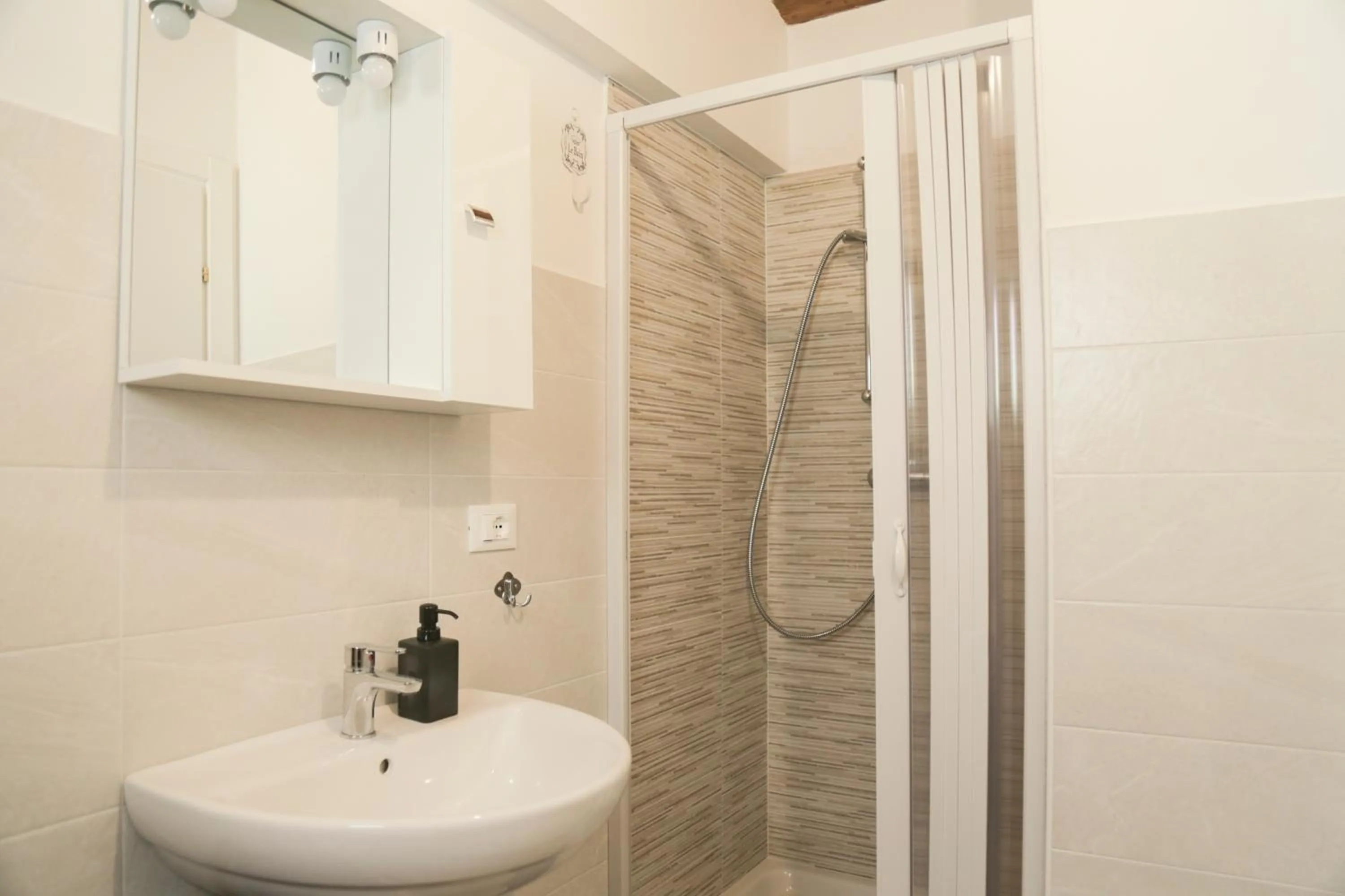 Shower in B&B Interno SG - Monolocale