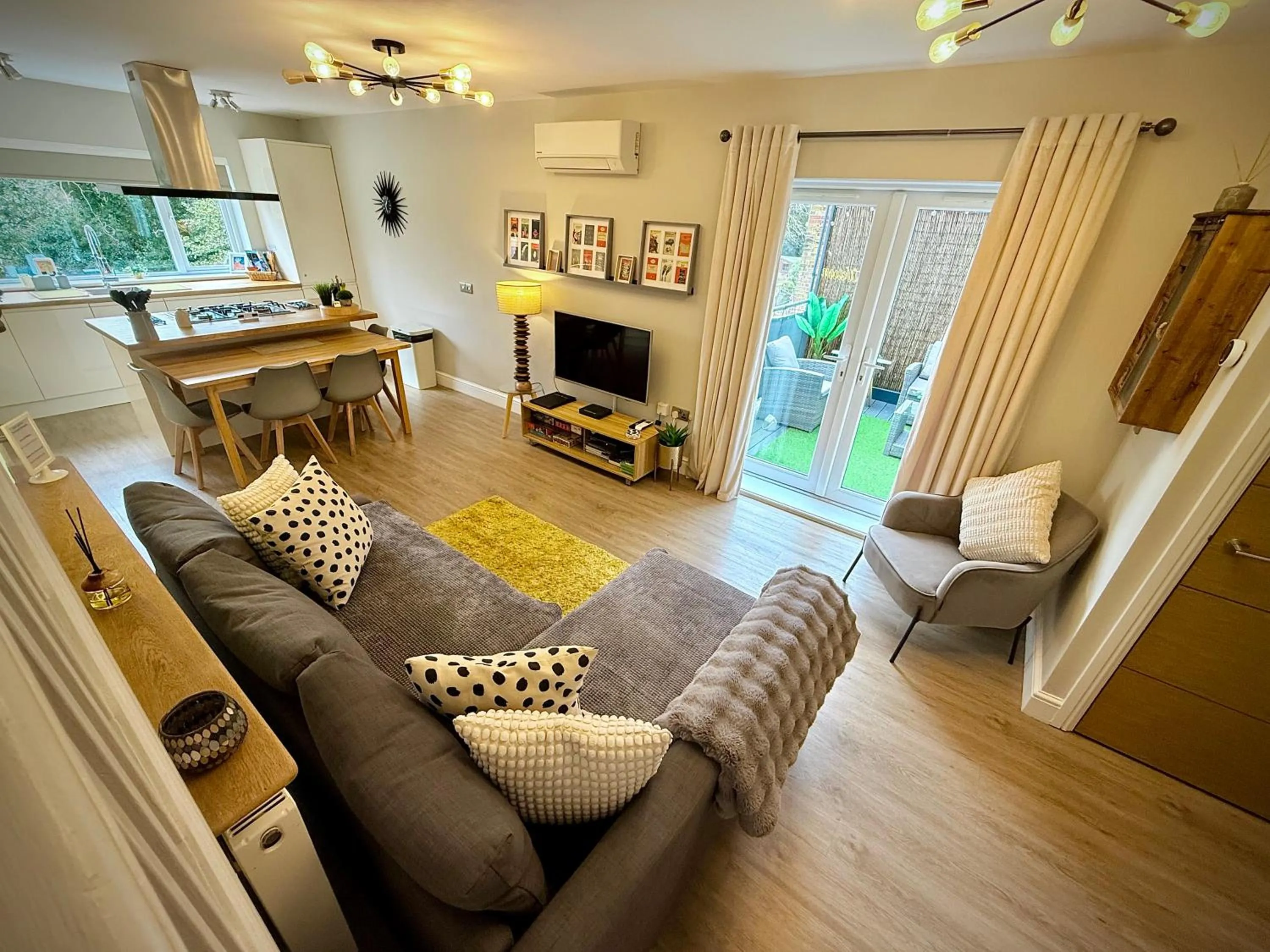 Living room in Margate Duplex with Private Terrace Air Conditioning The Duplex