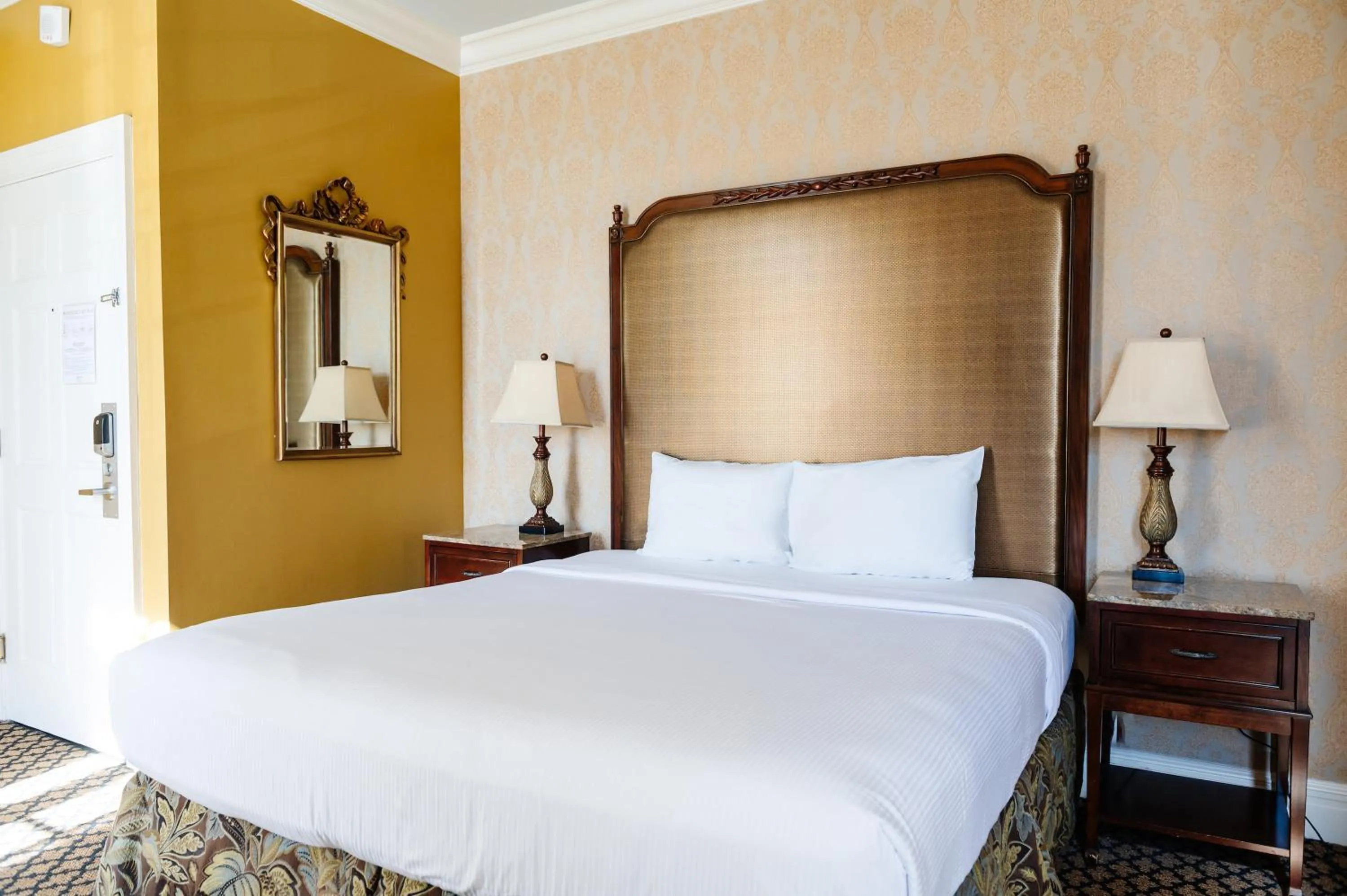 Property building, Bed in The Lafayette New Orleans By Kasa Living