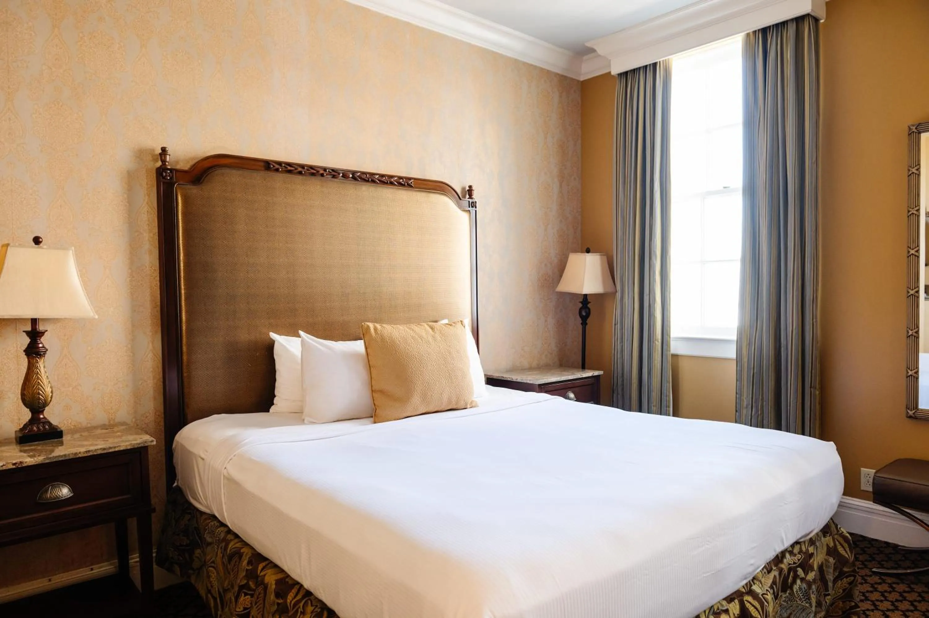 Property building, Bed in The Lafayette New Orleans By Kasa Living