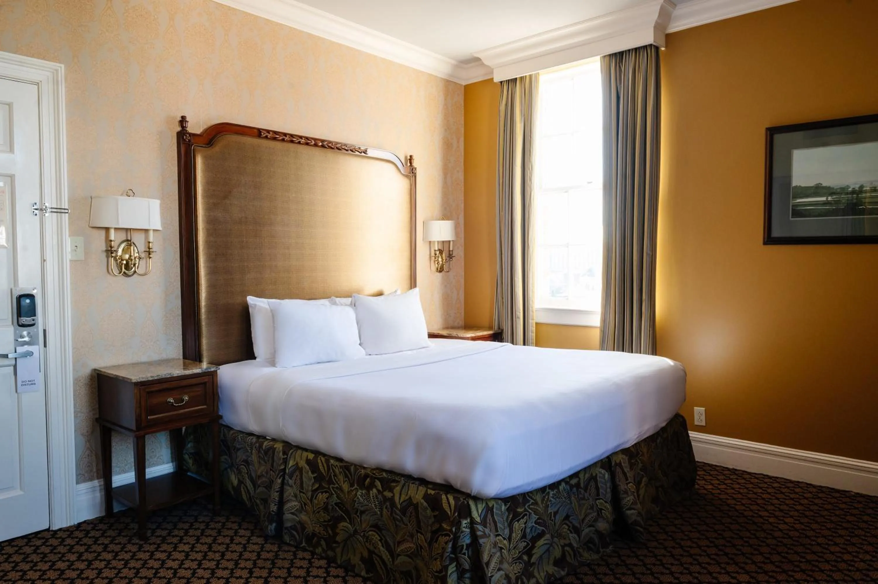 Property building, Bed in The Lafayette New Orleans By Kasa Living