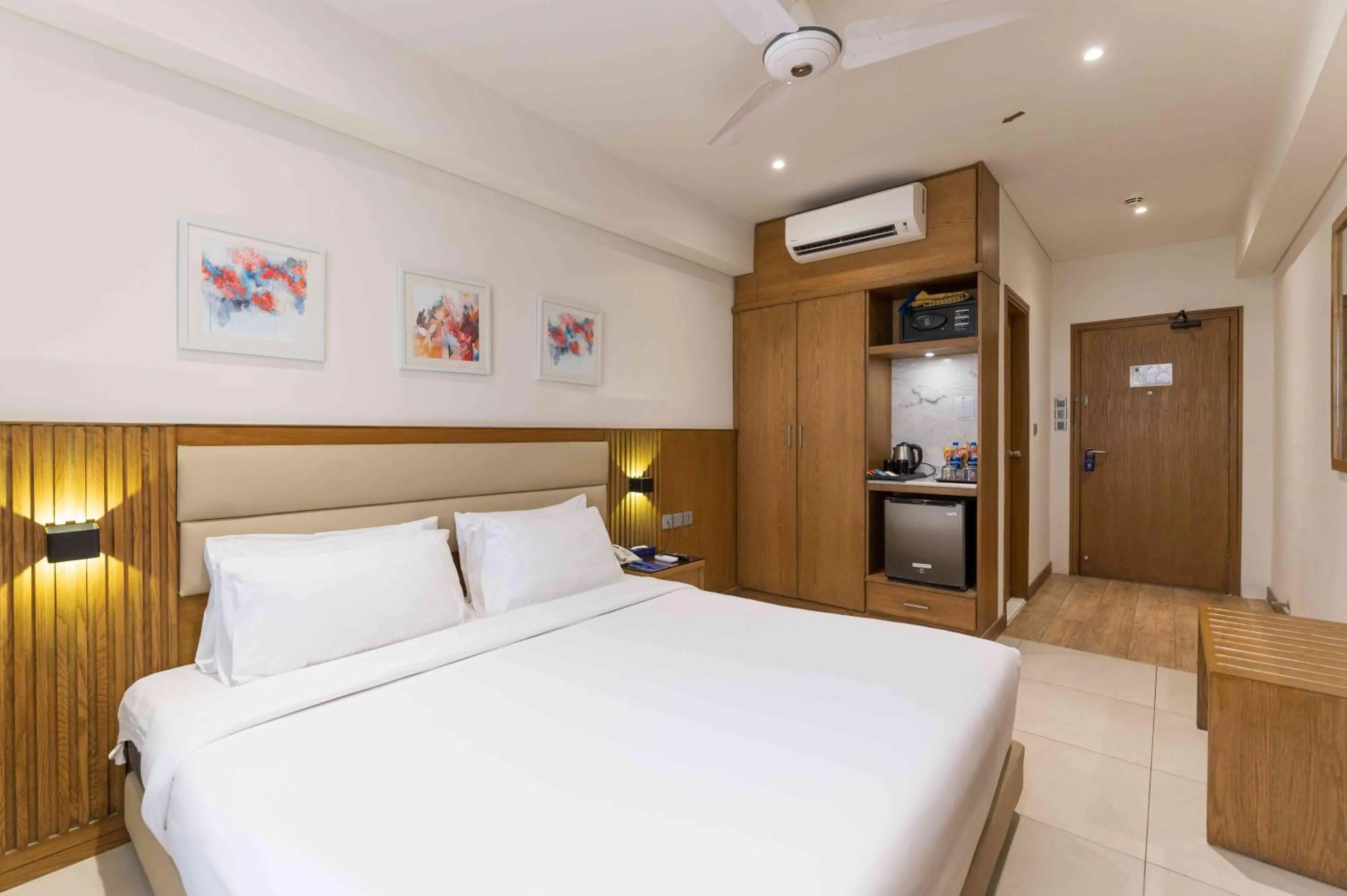 Photo of the whole room, Bed in Hotel Excelsior Karachi