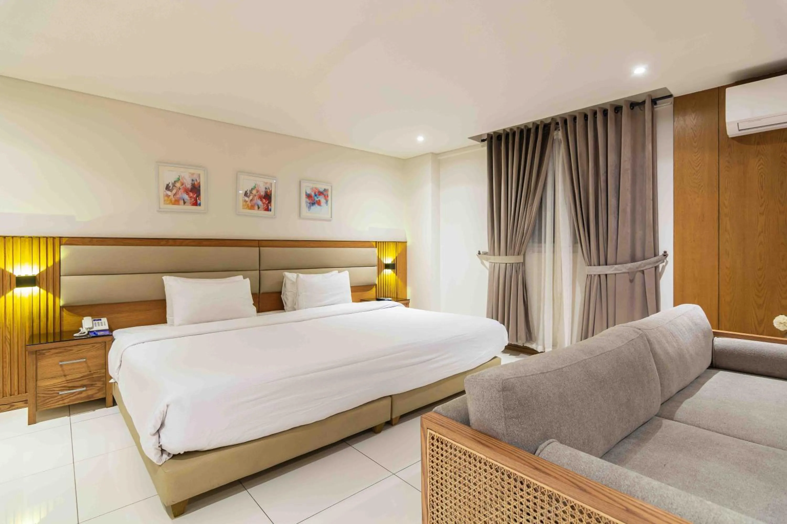 Bed in Hotel Excelsior Karachi