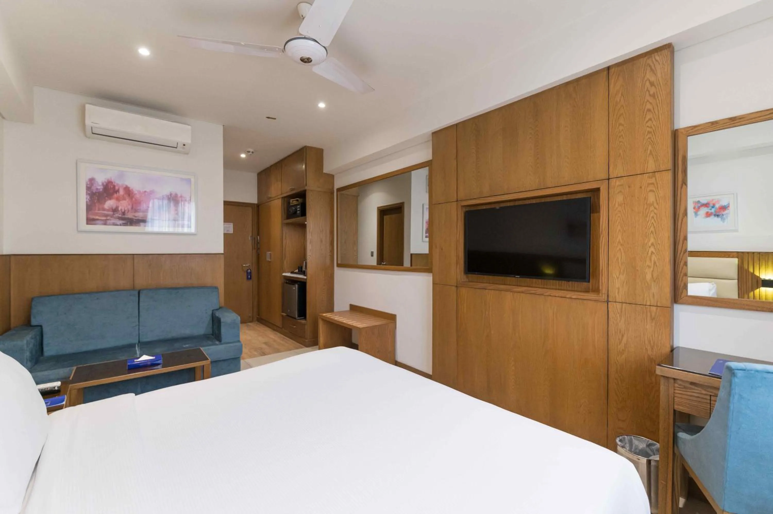 Bed in Hotel Excelsior Karachi