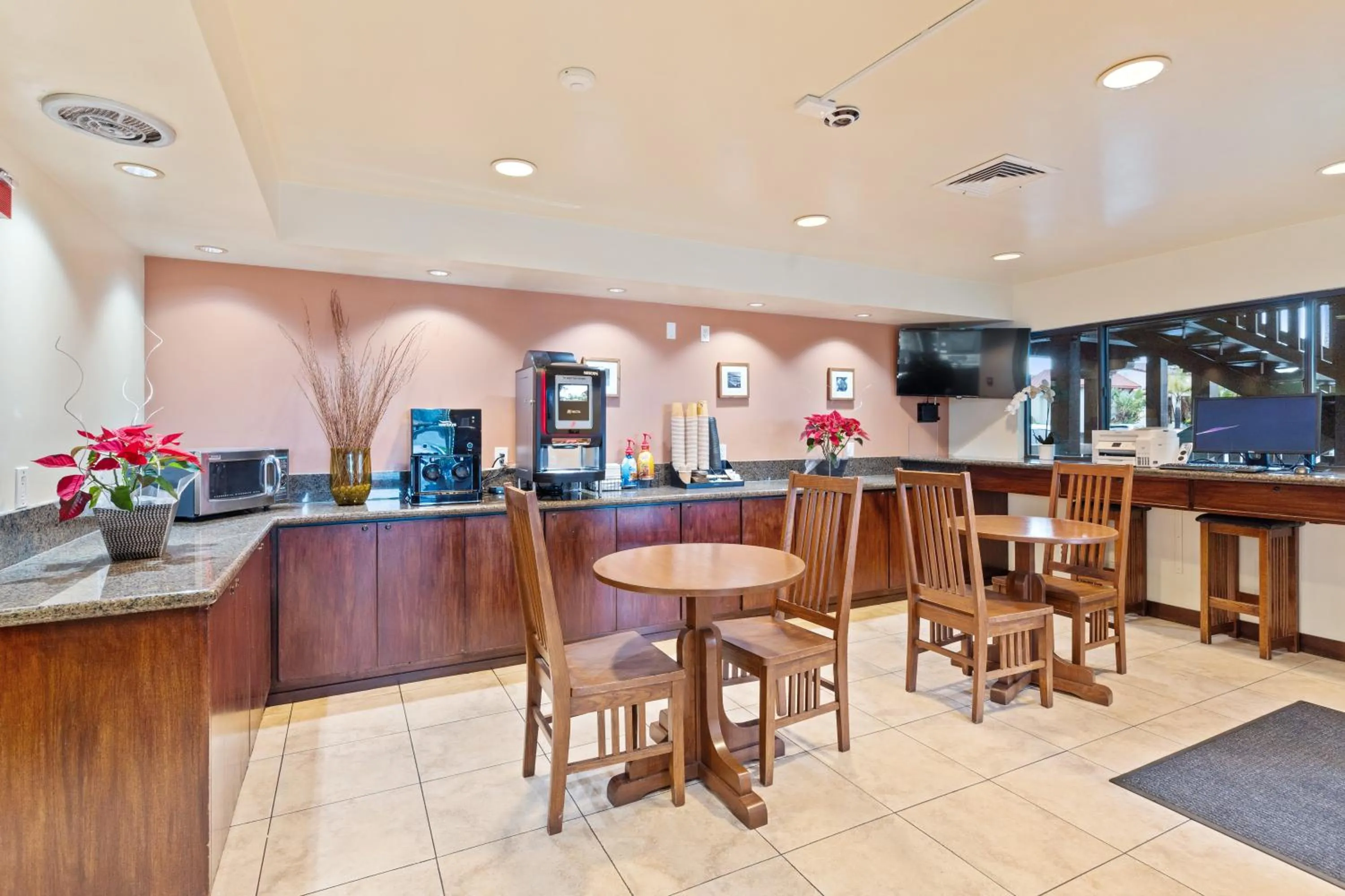 Coffee/tea facilities in Vagabond Inn Executive SFO