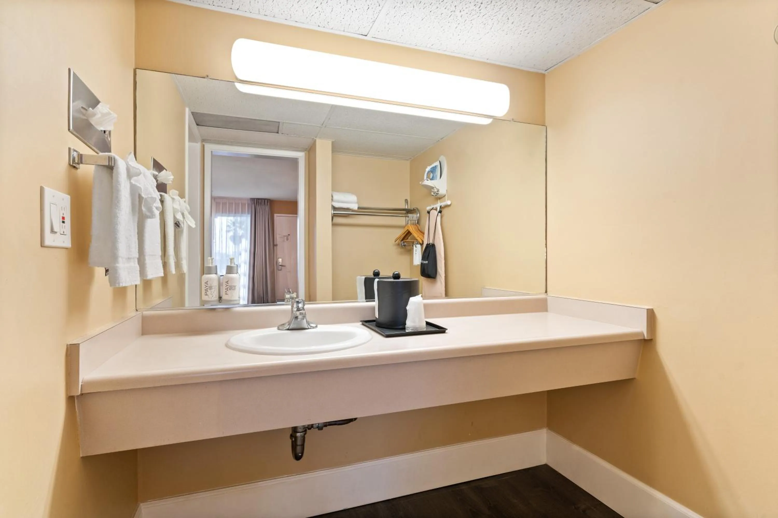 Bathroom in Vagabond Inn Executive SFO