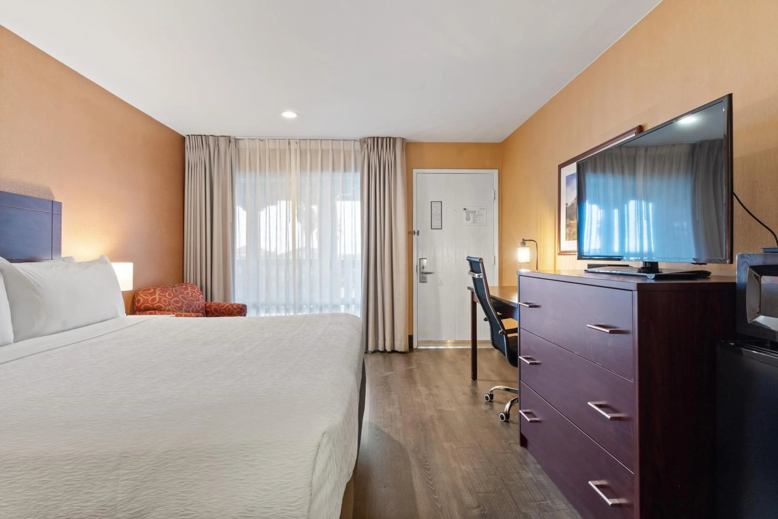 Bed in Vagabond Inn Executive SFO