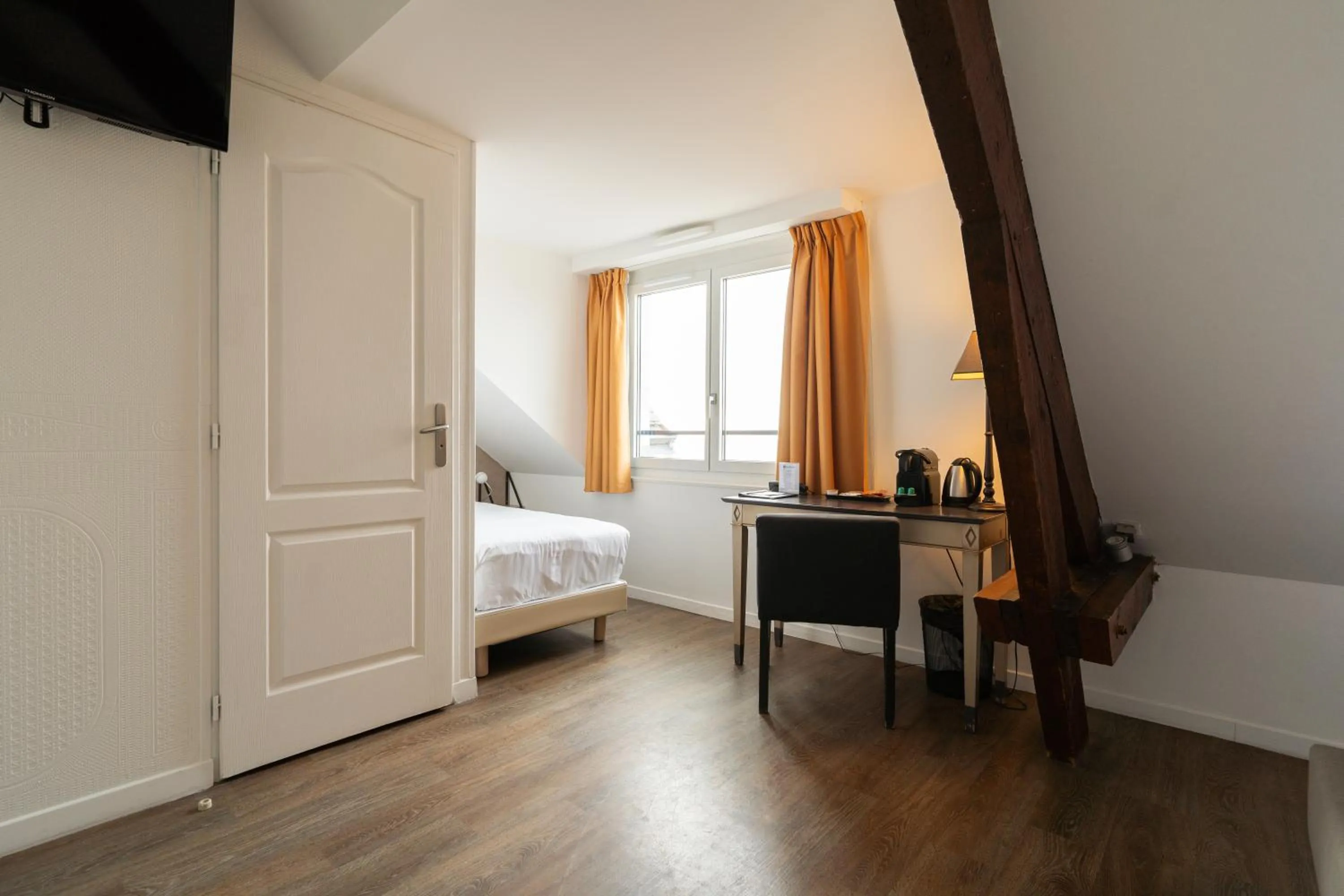 Bedroom, Bed in Best Western Hotel De La Plage Saint Marc sur Mer