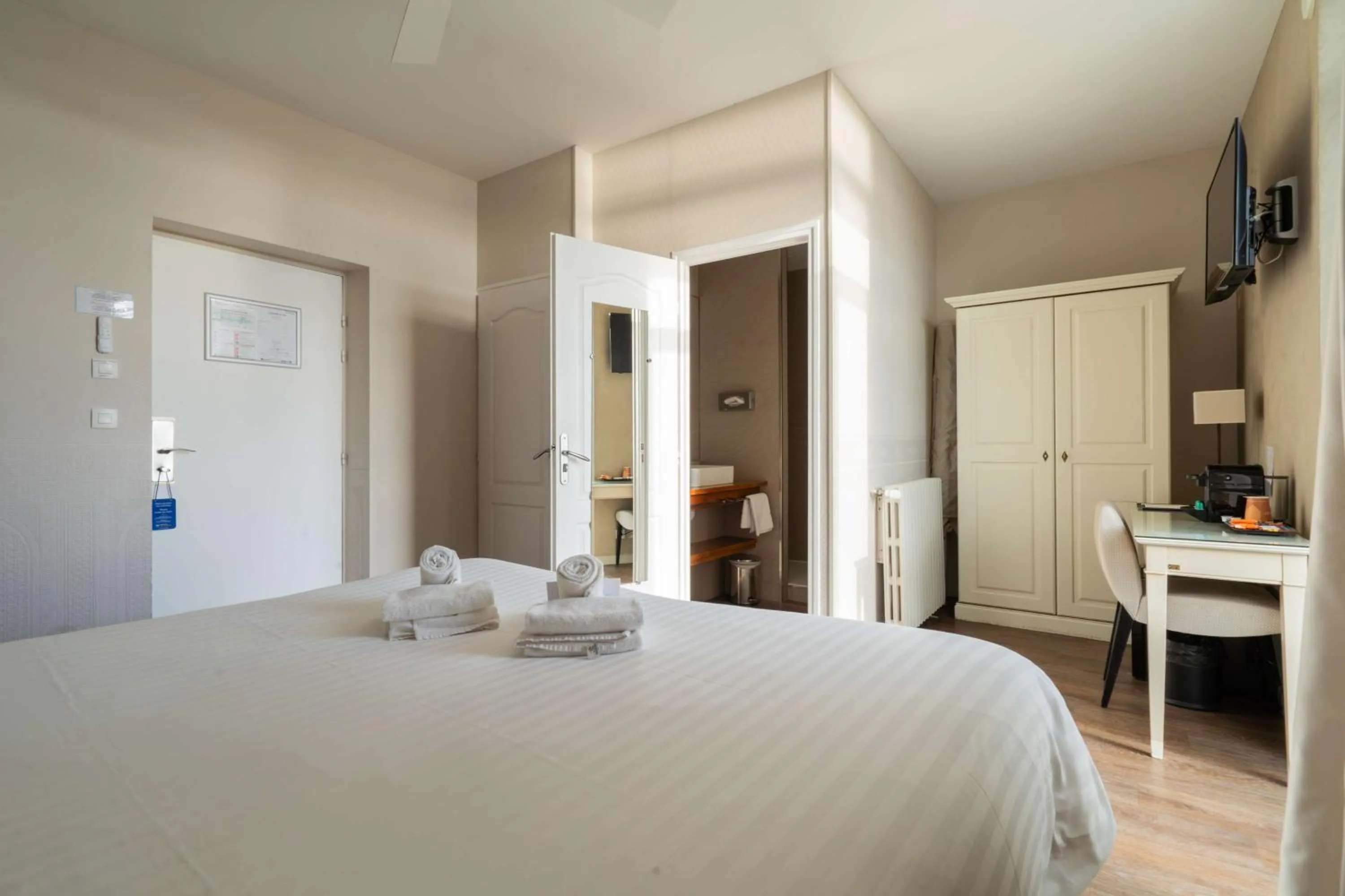 Bedroom, Bed in Best Western Hotel De La Plage Saint Marc sur Mer