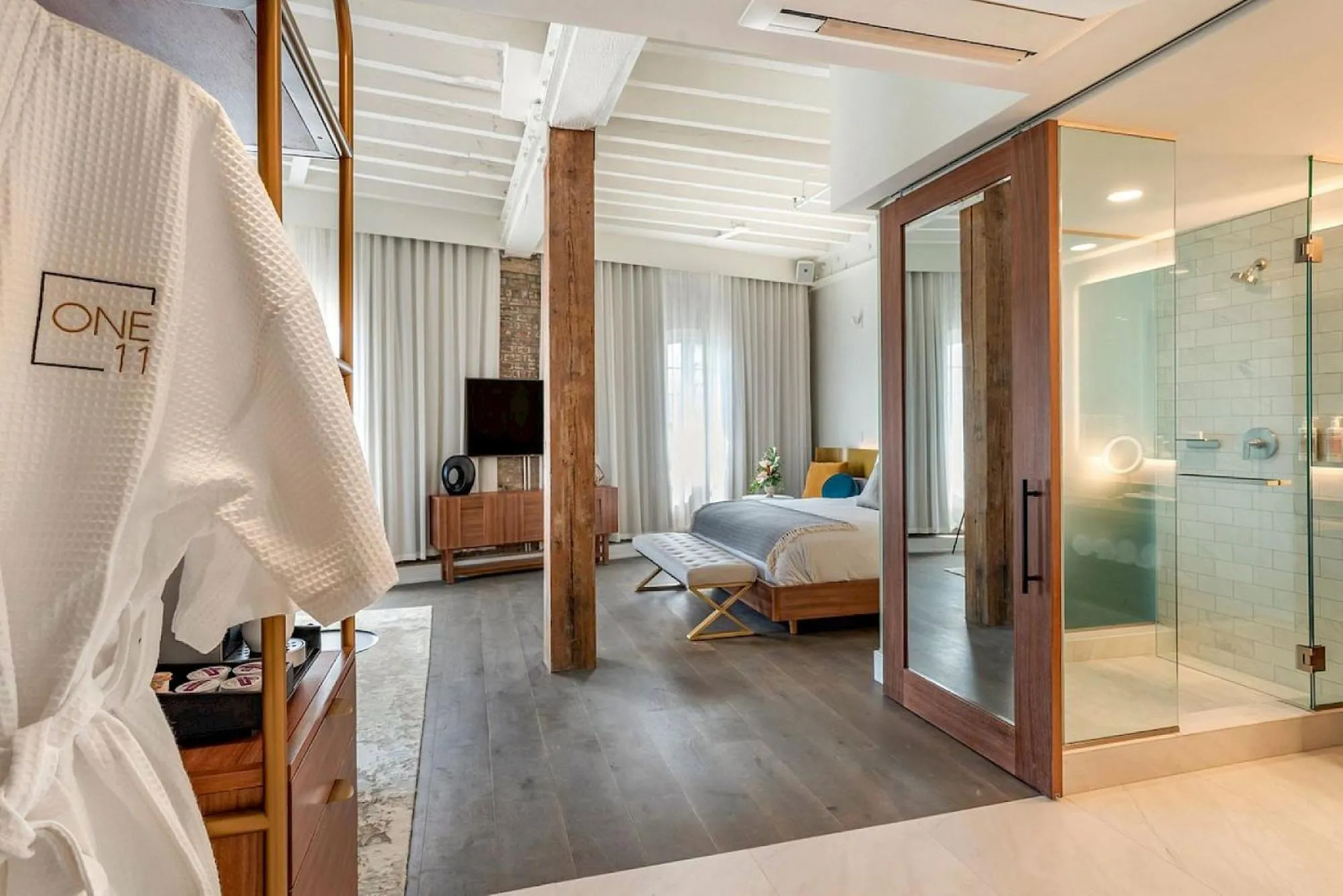 Bathroom, Bed in ONE11 Hotel