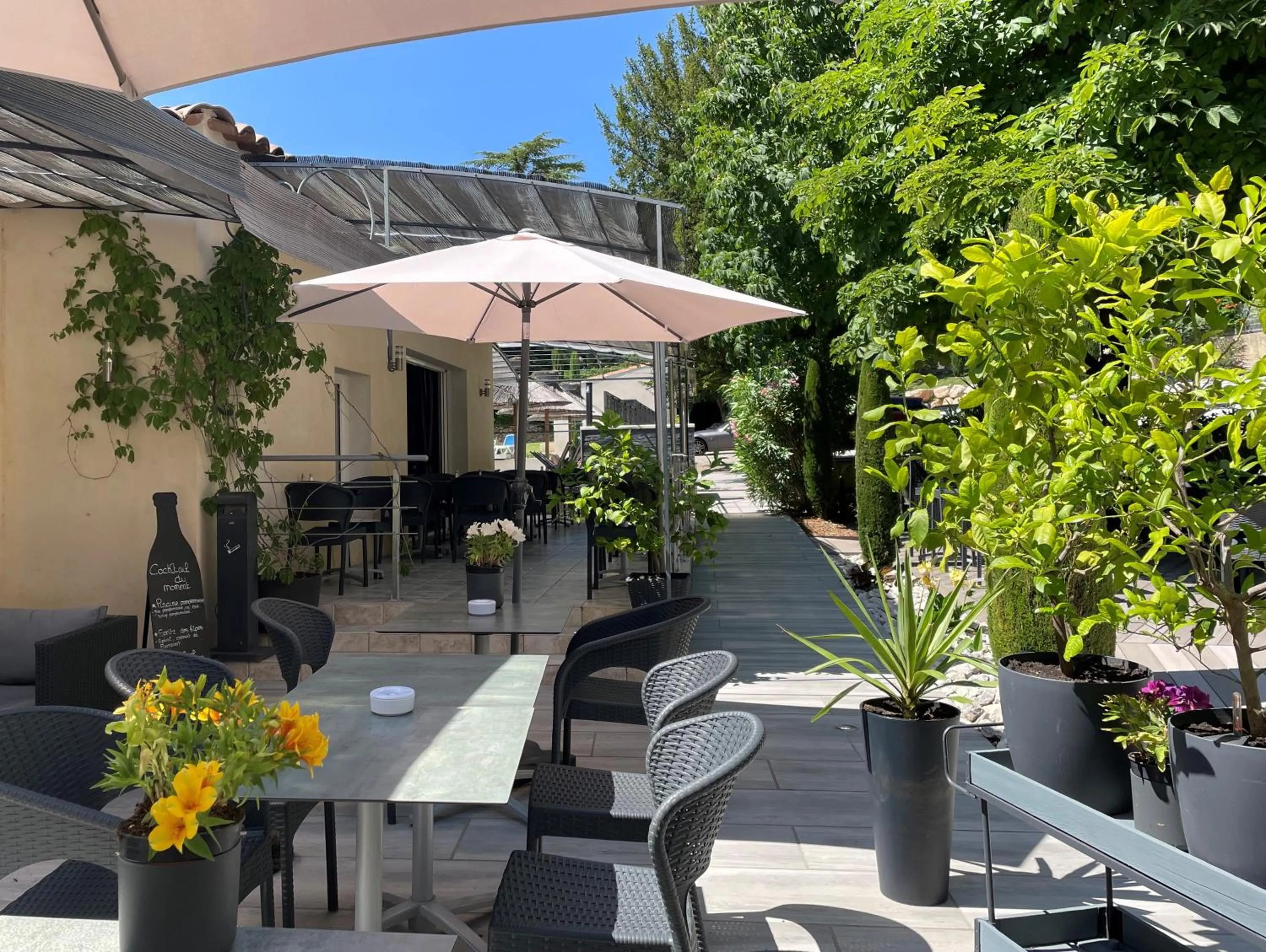 Patio in Hôtel Spa Les Alpes