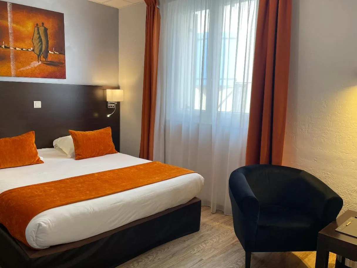 Bedroom, Bed in Hôtel Spa Les Alpes