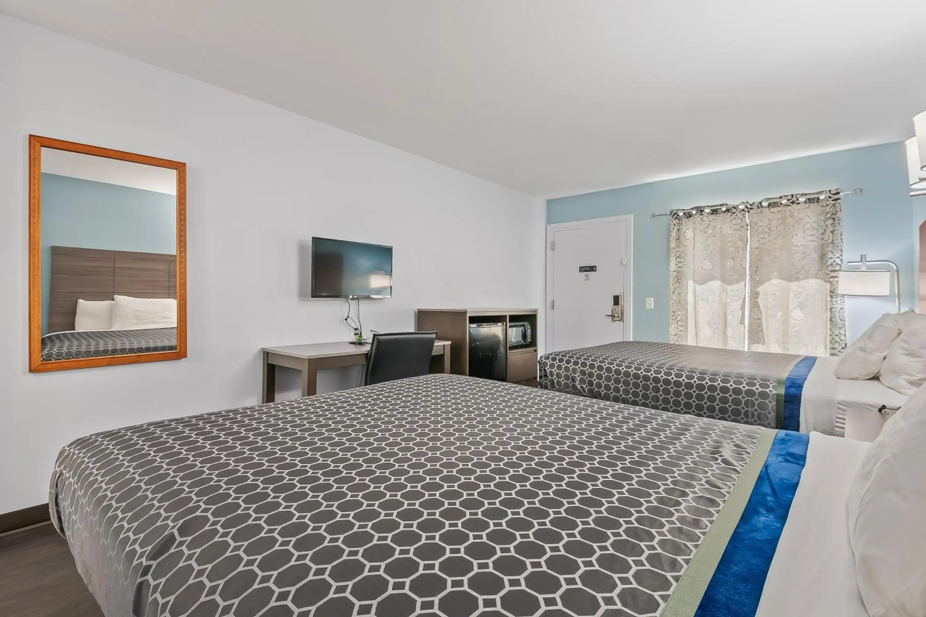 Queen Room in franklin inn Queen Room in franklin inn