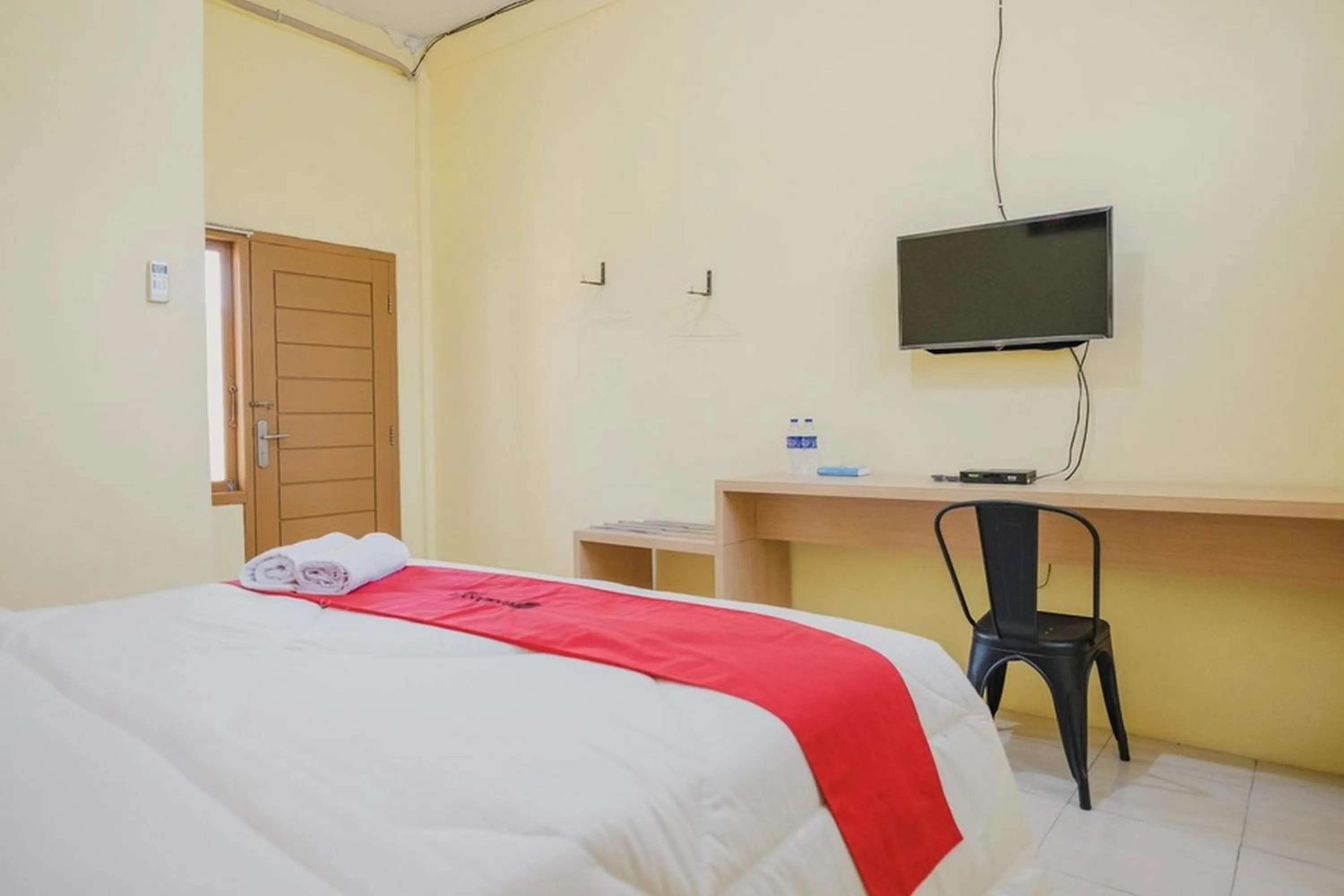 Bed in RedDoorz near RS Imanuel Lampung