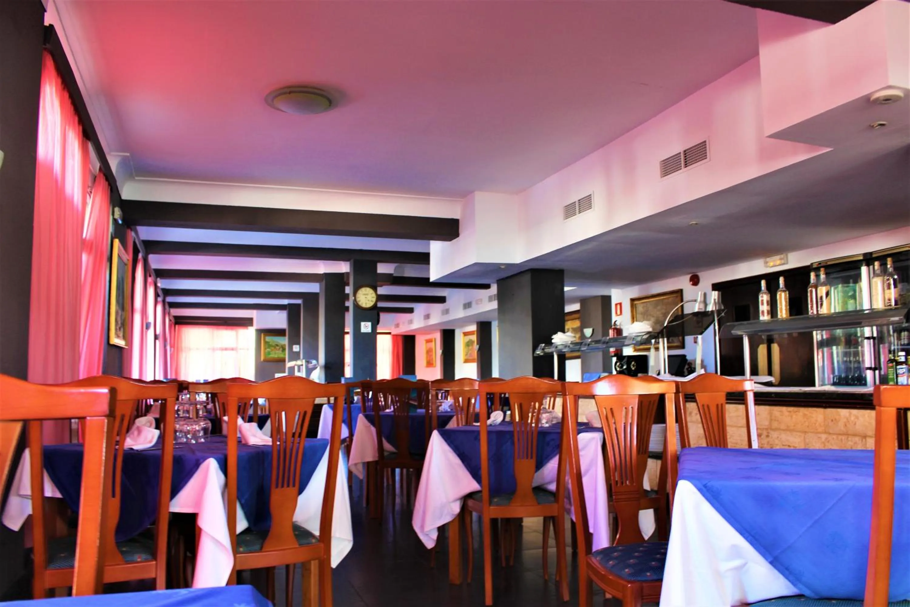 Restaurant/places to eat in Hotel Marbel