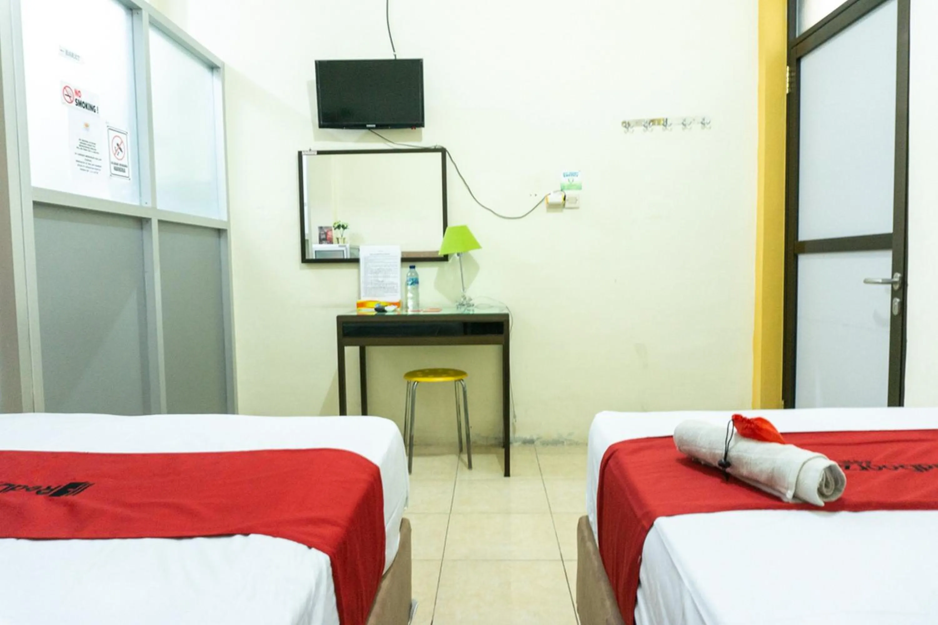 Bed in RedDoorz @ Gatot Subroto Ende