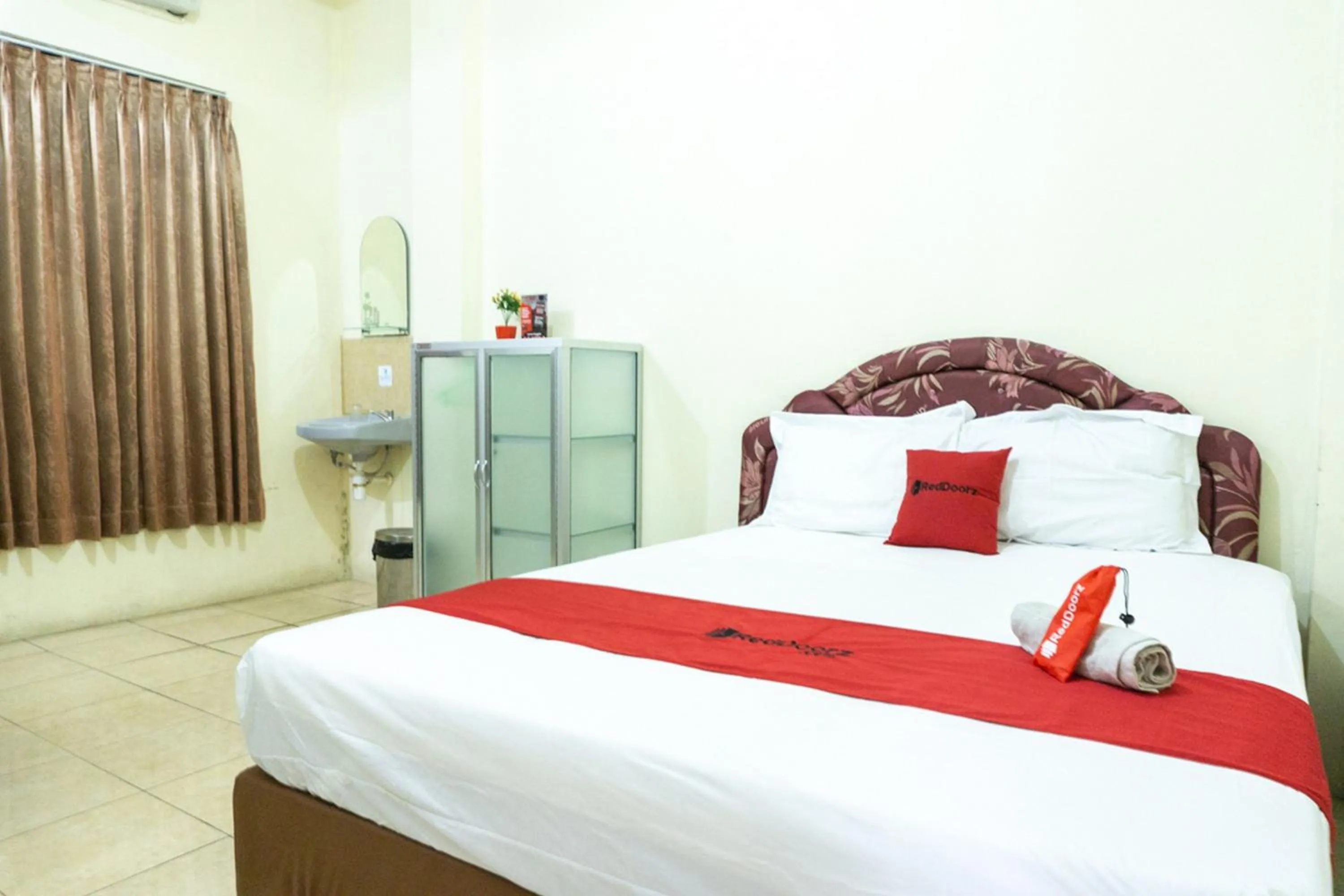 Bedroom, Bed in RedDoorz @ Gatot Subroto Ende