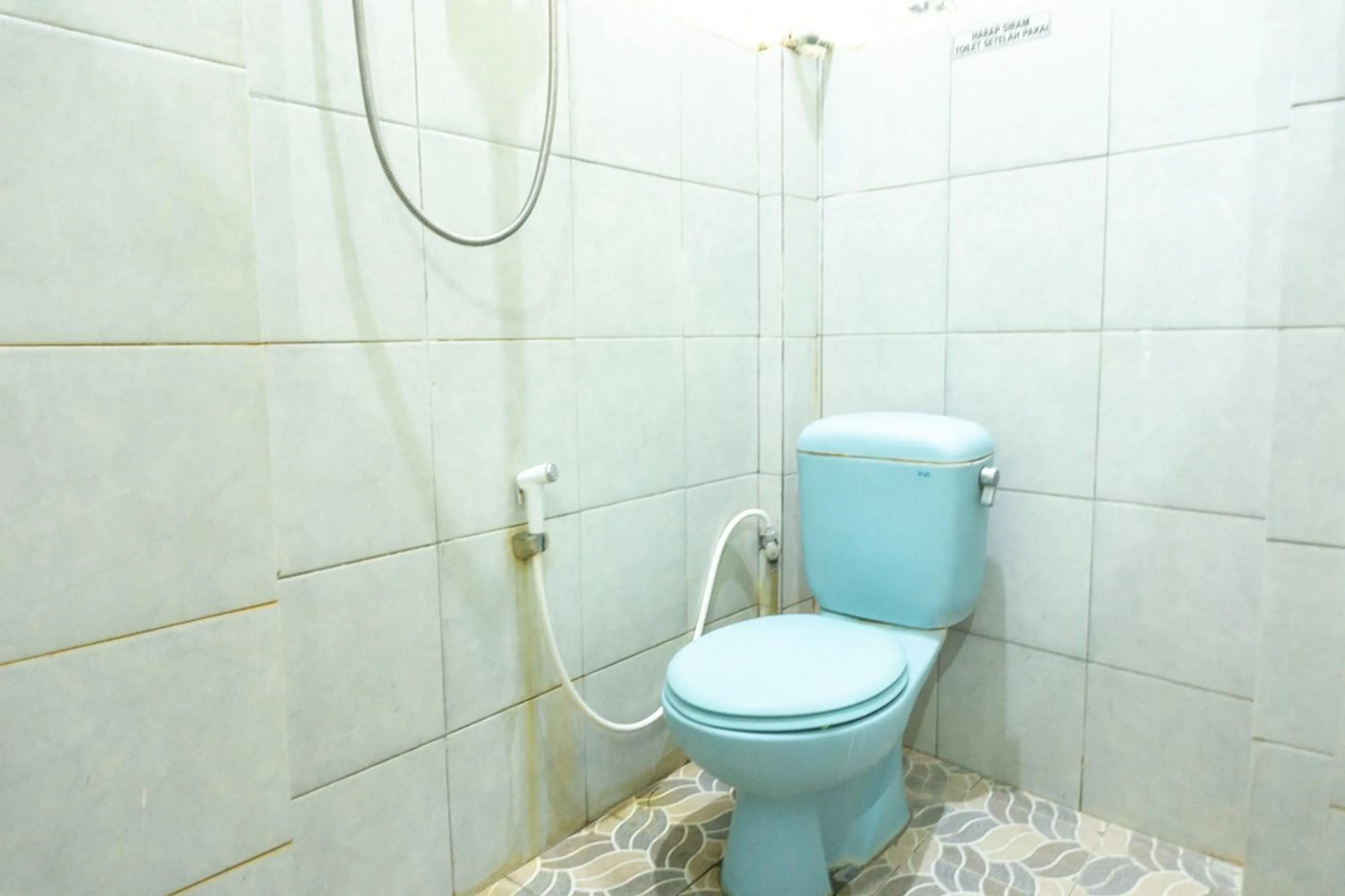 Bathroom in RedDoorz @ Gatot Subroto Ende